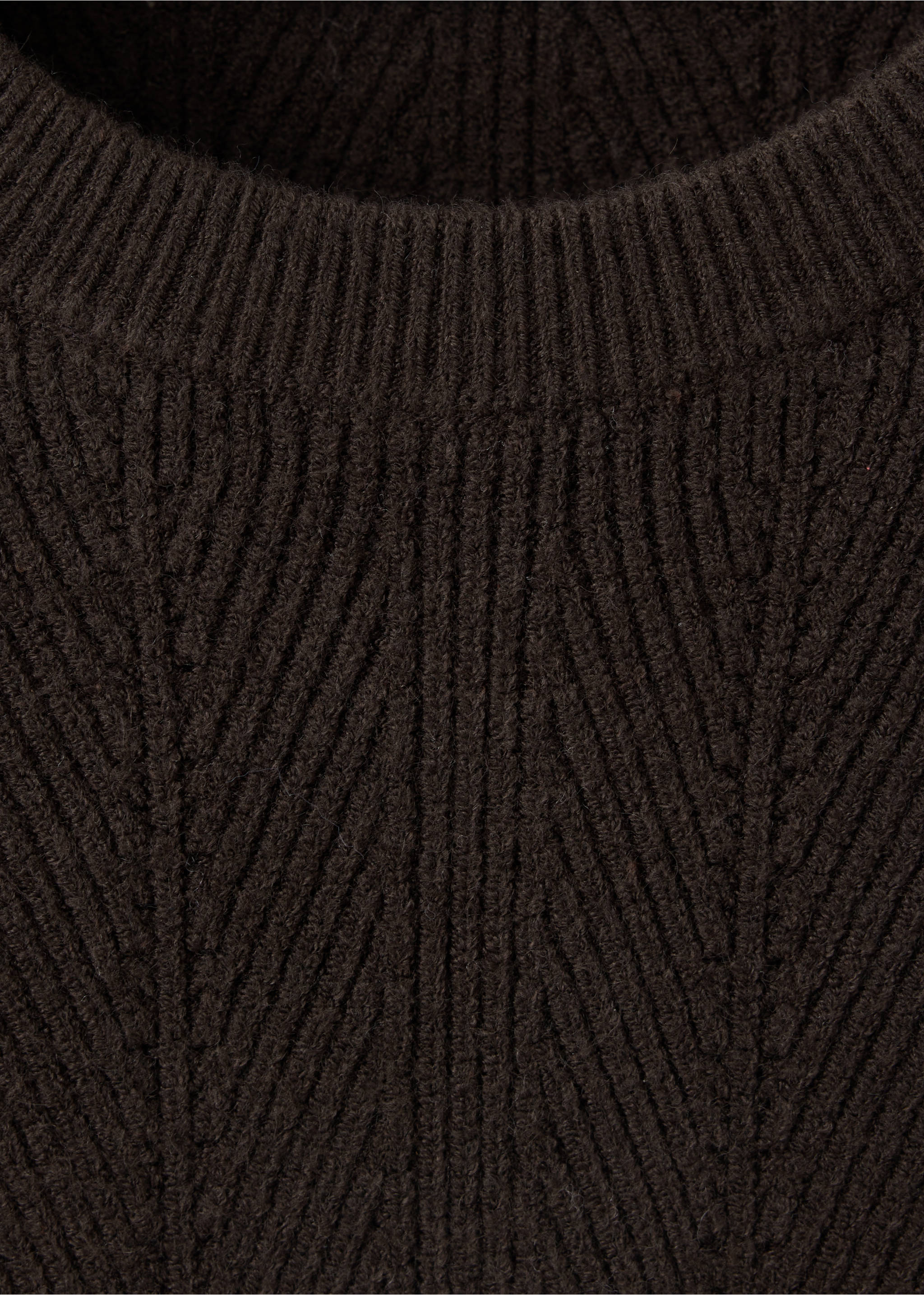 Structured knitted sweater - Details of the article 8, Chocolate. Ref: 37027913-00.
