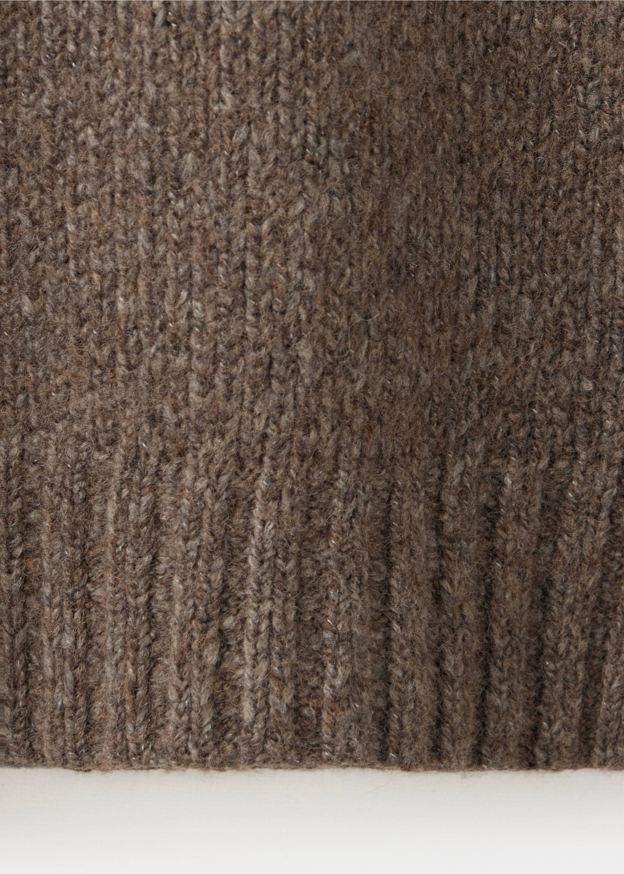 Close-up of the brown knit polo fabric showing its ribbed texture., Khaki. Ref: 37027919-00.