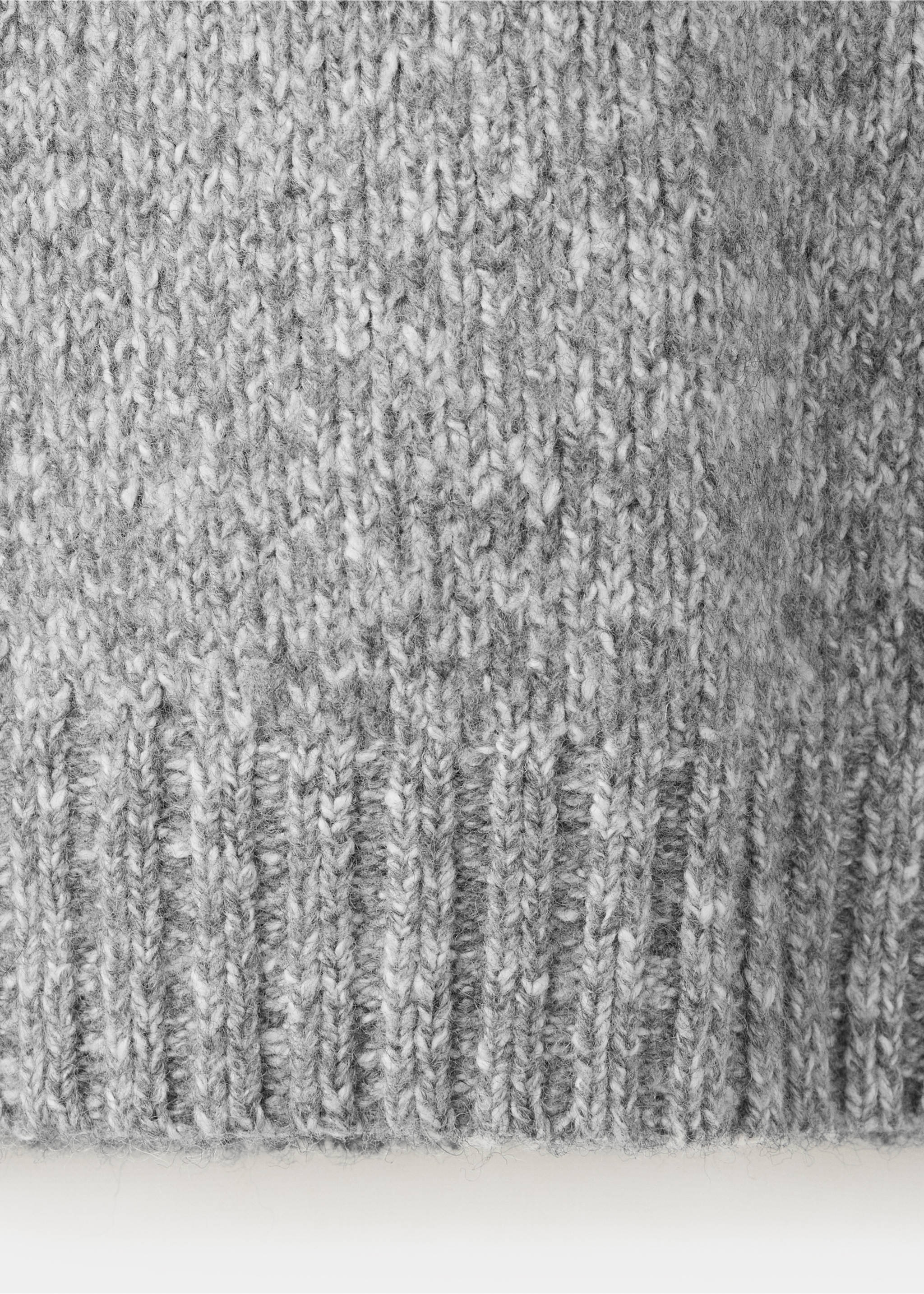 Close-up of the grey knit fabric on a men's polo., Light Heather Grey. Ref: 37027919-00.