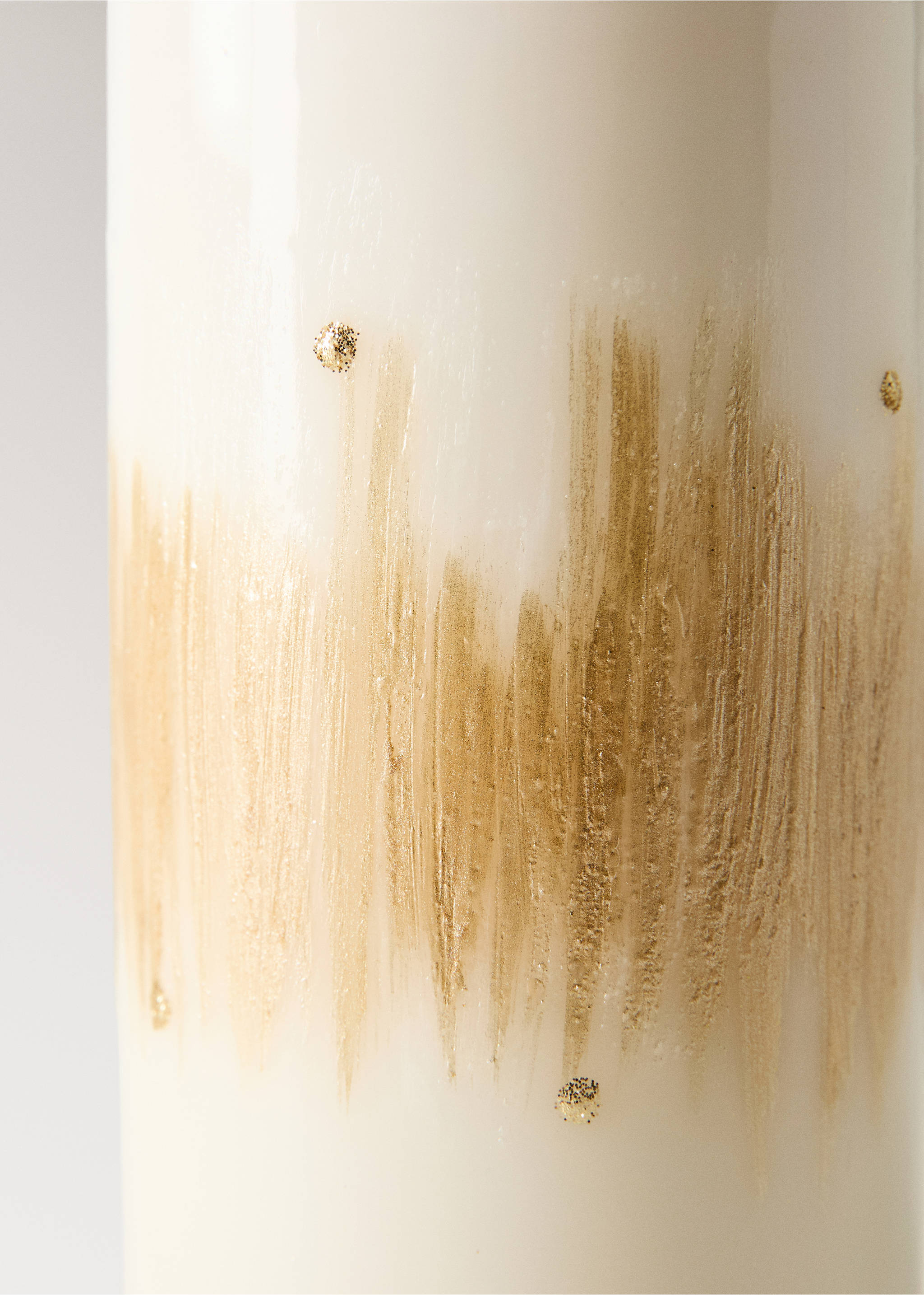 Close-up of an off-white candle with a textured gold painted band., Gold. Ref: 37027942-00.