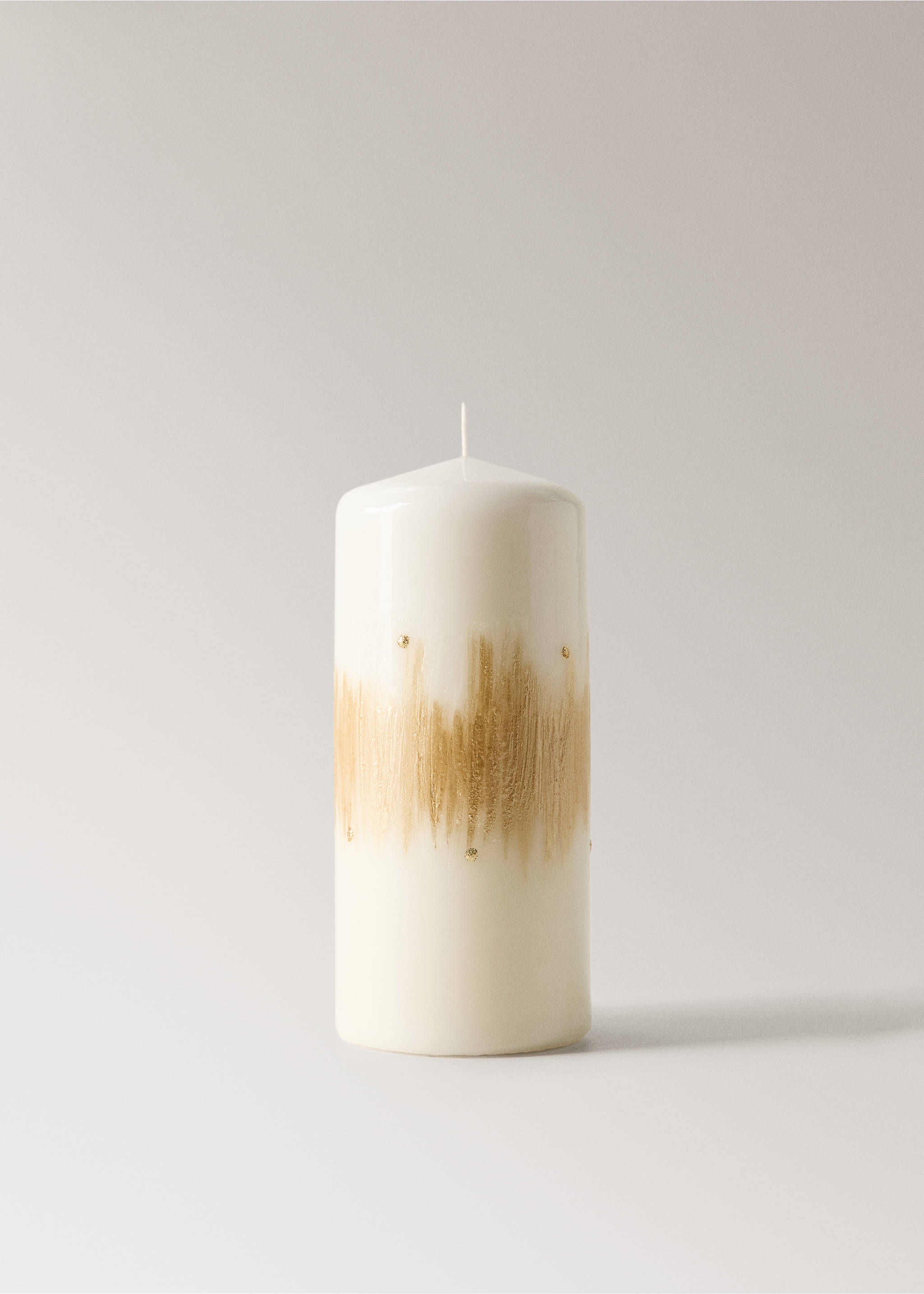Off-white pillar candle featuring a textured gold brushstroke band., Gold. Ref: 37027942-00.