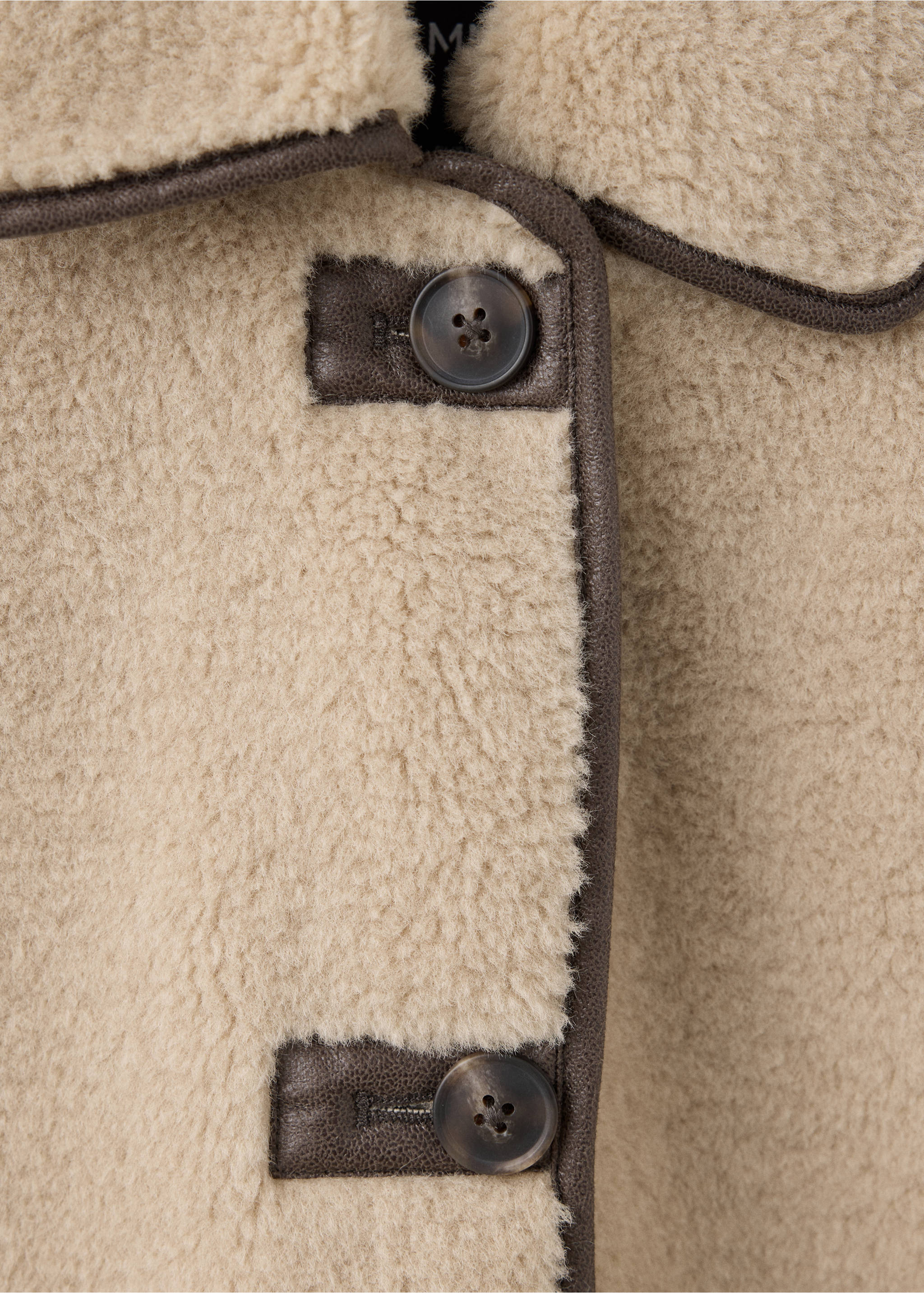 Detalle de abrigo beige de borreguillo sintético con ribetes y botones en marrón oscuro., Beige. Ref: 37028264-00.