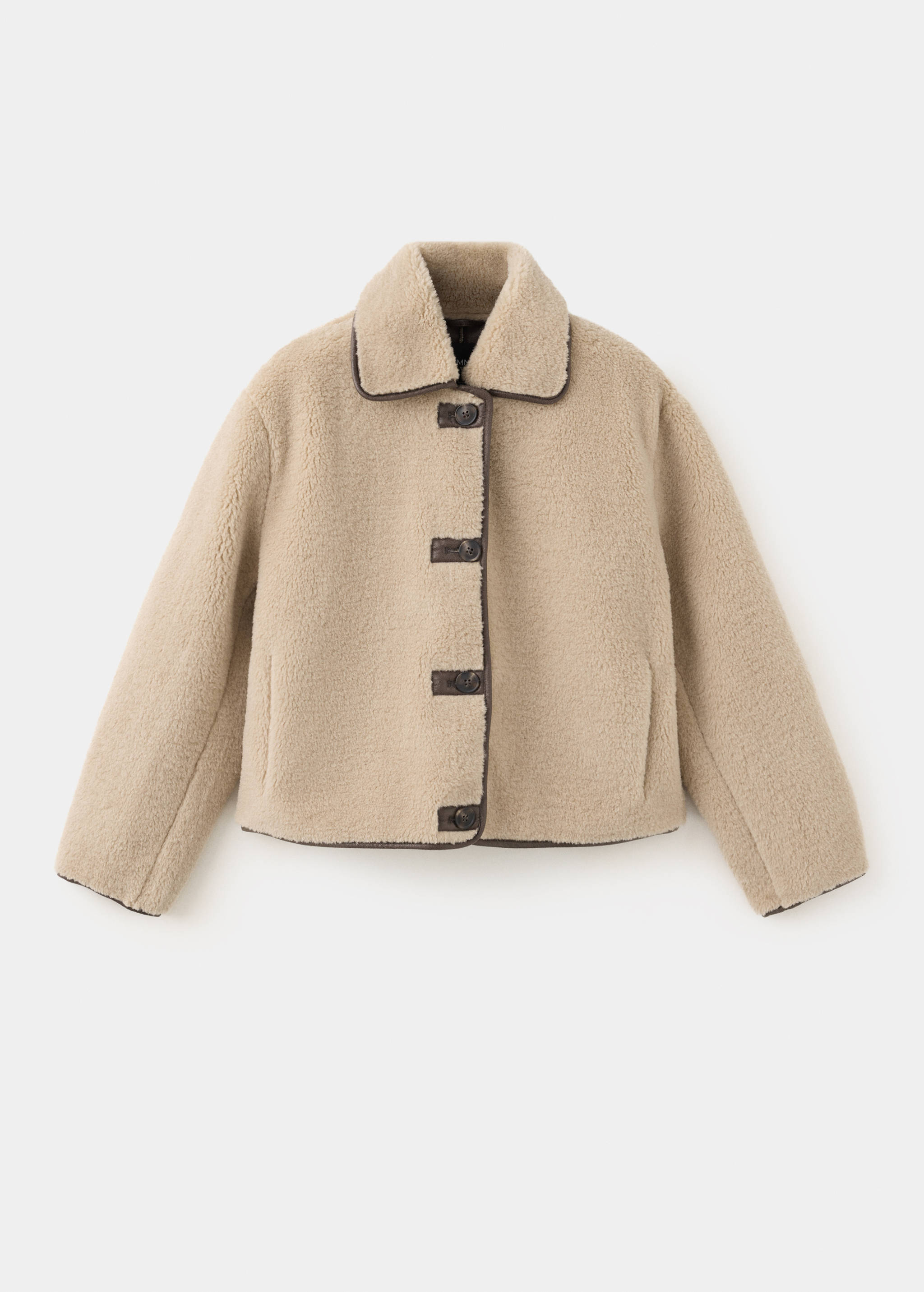 Abrigo beige de borreguillo sintético con ribetes y botones en contraste en marrón.