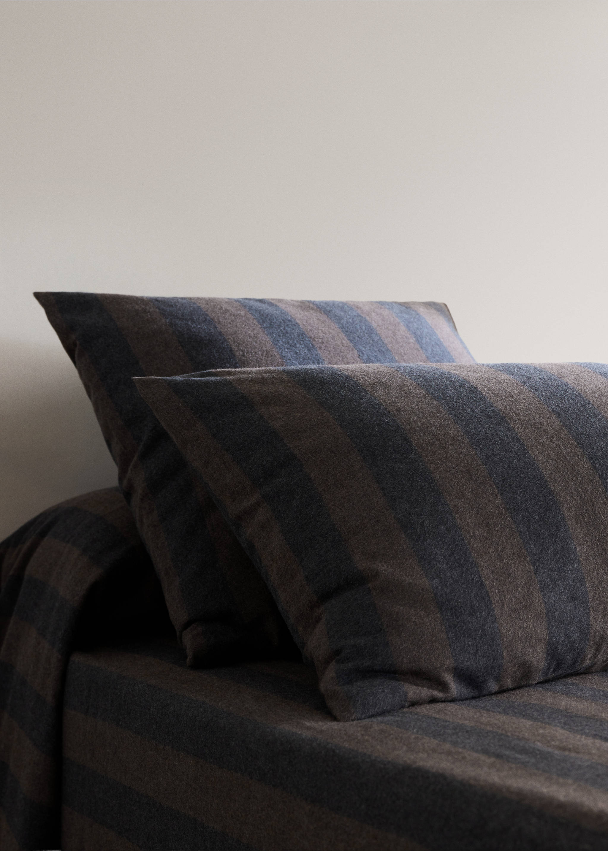 Striped flannel pillowcase 45x110cm - General plane, Brown. Ref: 37028273-00.