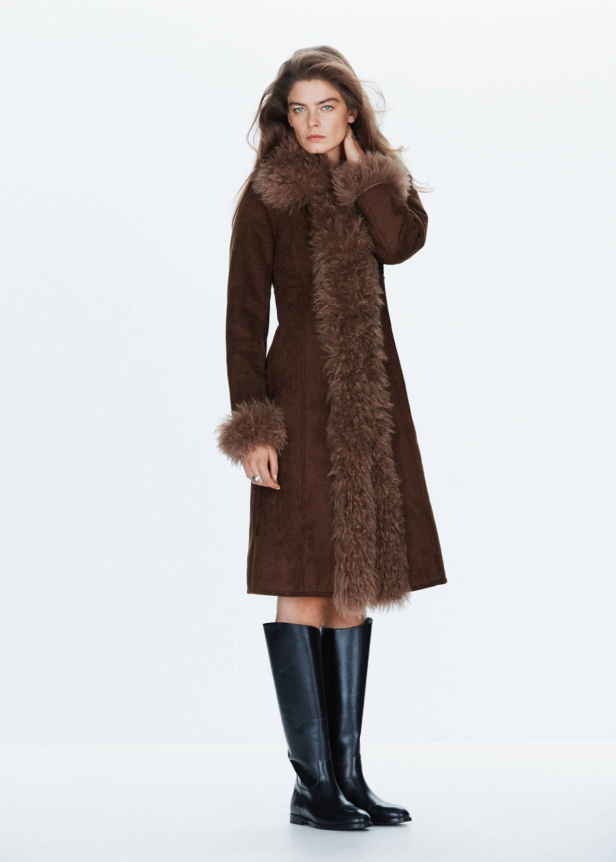 Fitted coat with faux fur trim