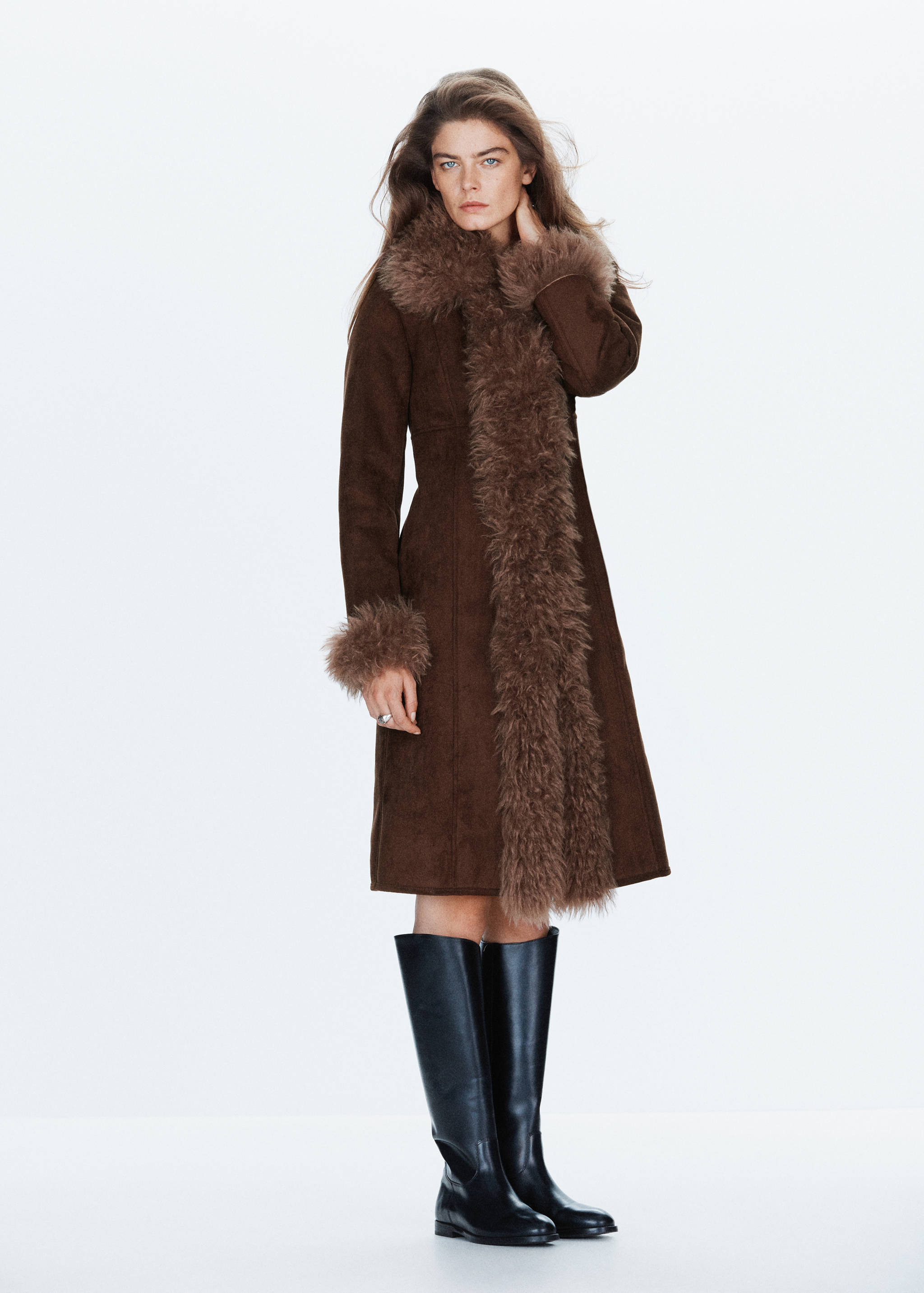 Manteau cintré avec finitions effet fourrure - Plan général