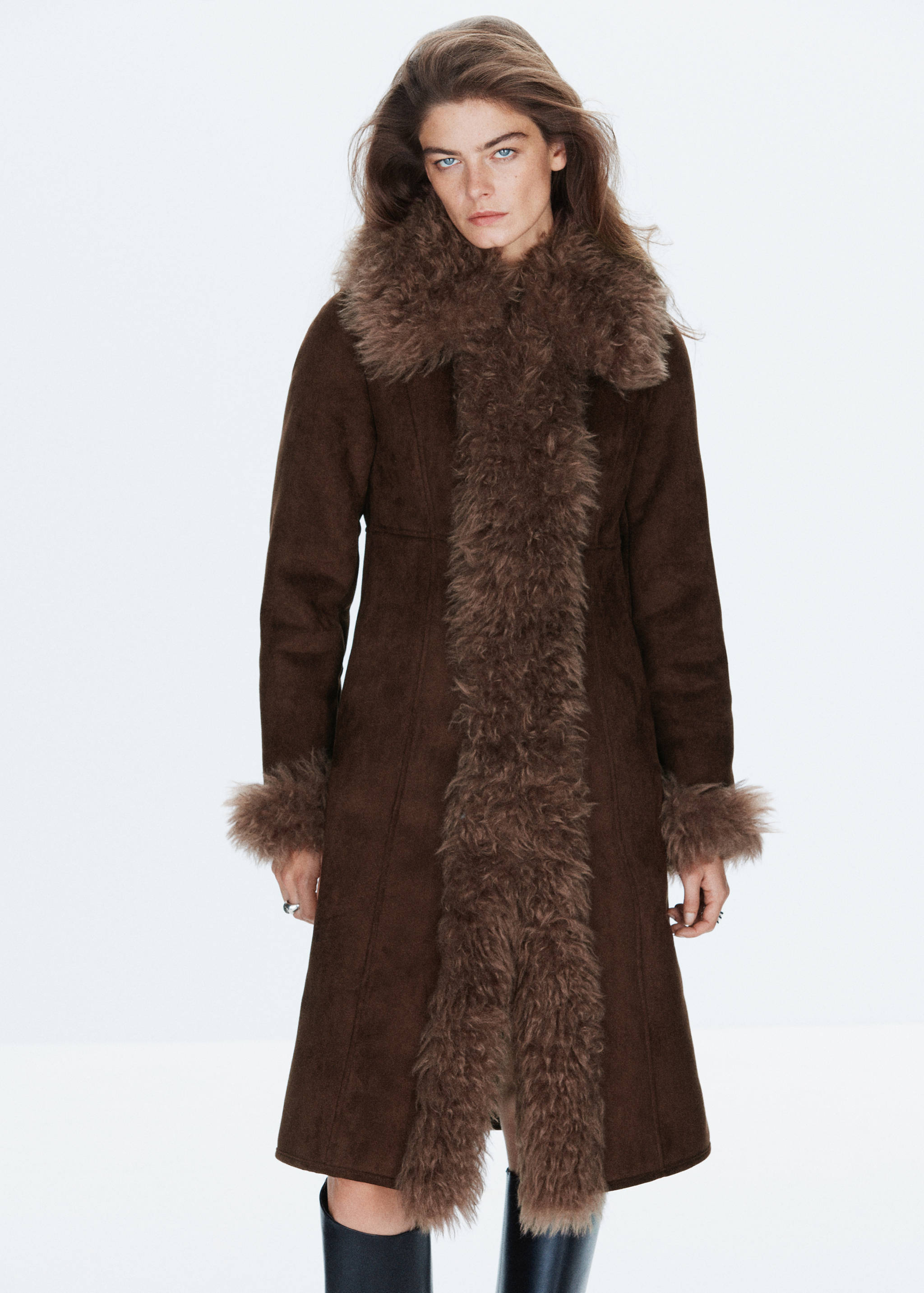 Manteau cintré avec finitions effet fourrure - Plan moyen