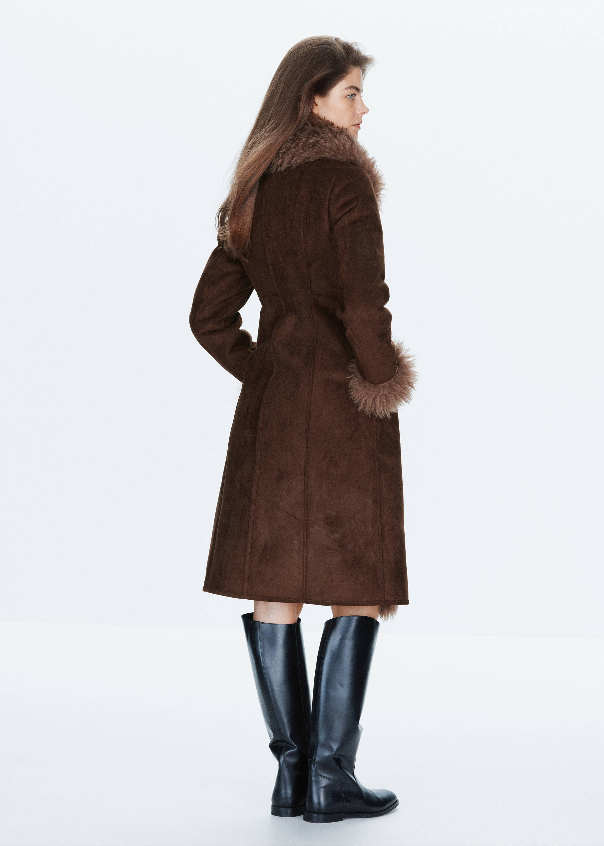 Manteau cintré avec finitions effet fourrure - Verso de l’article, Chocolat. Ref: 37028280-00.