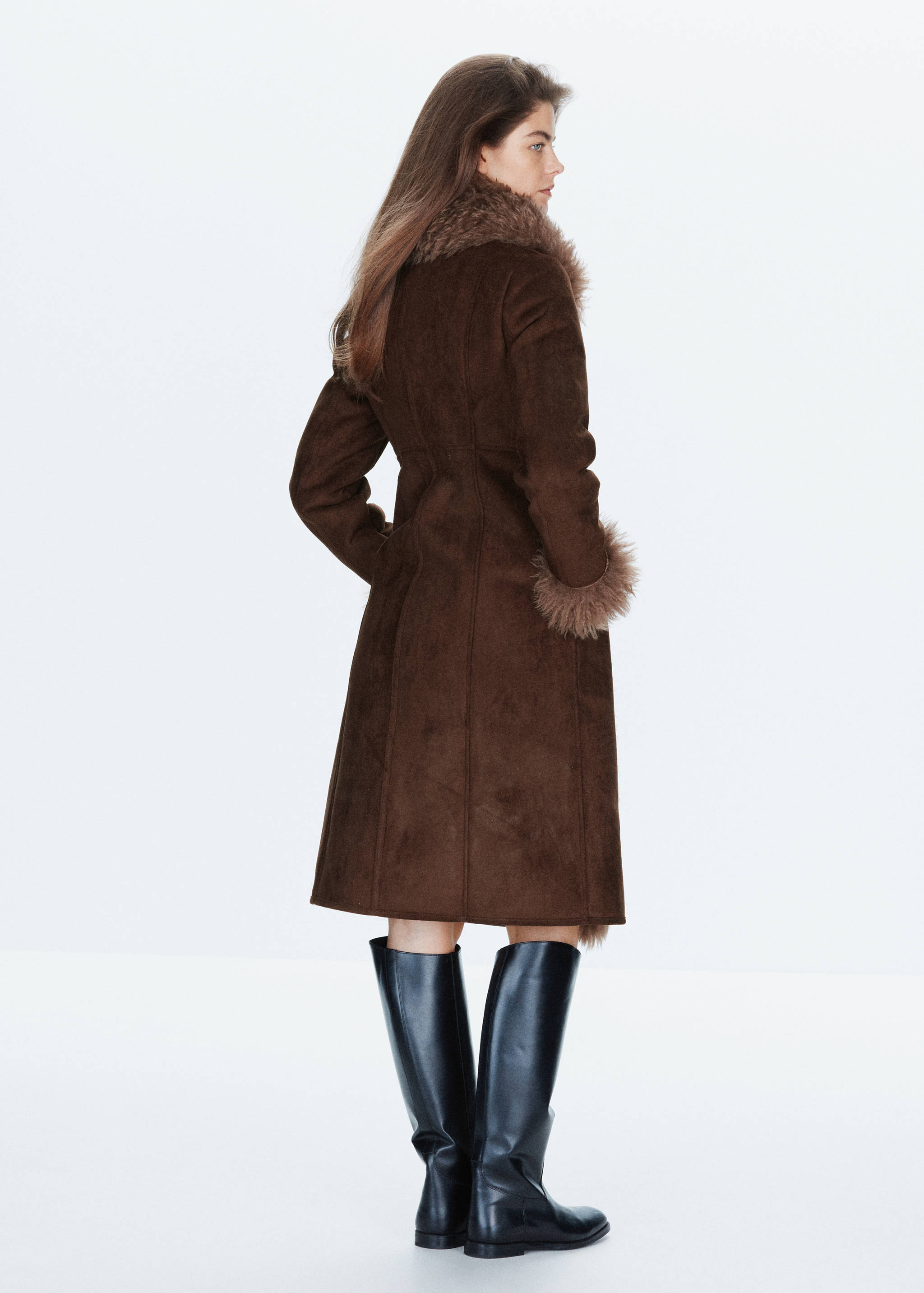 Manteau cintré avec finitions effet fourrure - Verso de l’article