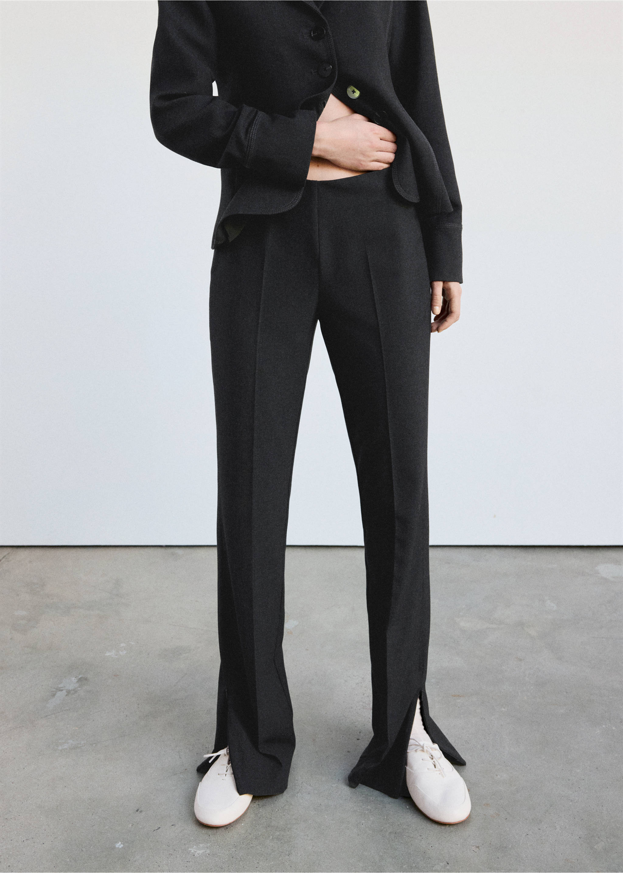 Schmal geschnittene Hose mit Schlitz am Saum - Mittlere Ansicht, Grau. Ref: 37028289-00.