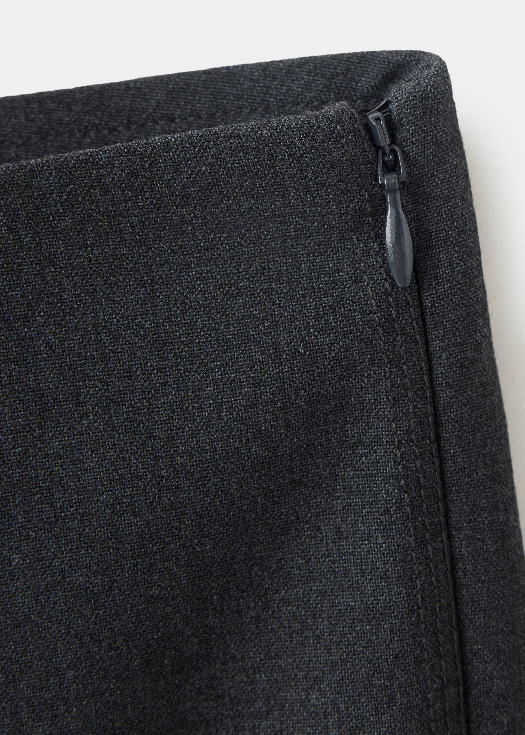 Schmal geschnittene Hose mit Schlitz am Saum - Detail des Artikels 8