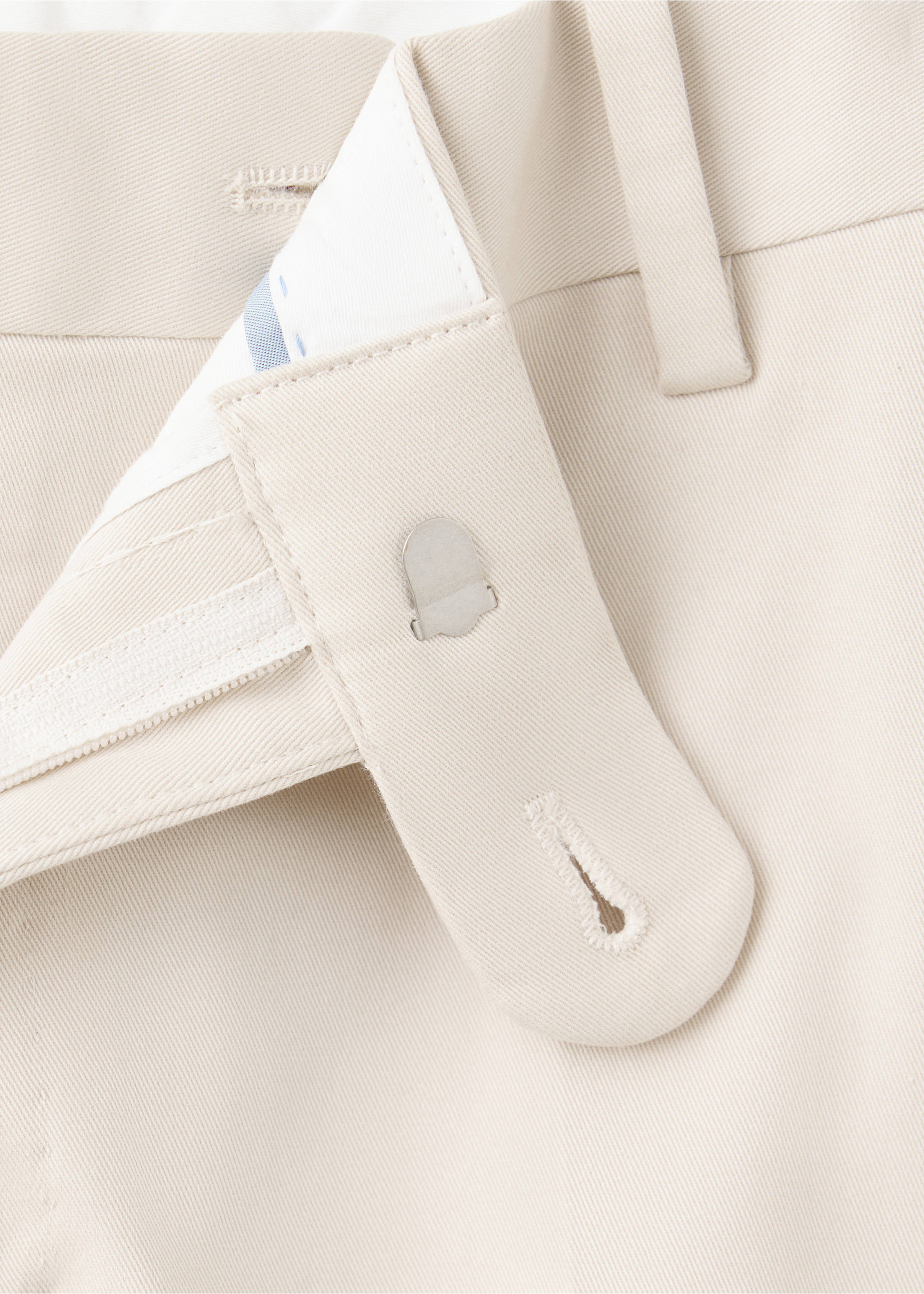 Detalle del cierre de la pretina en los pantalones beige., Beige. Ref: 37028631-00.