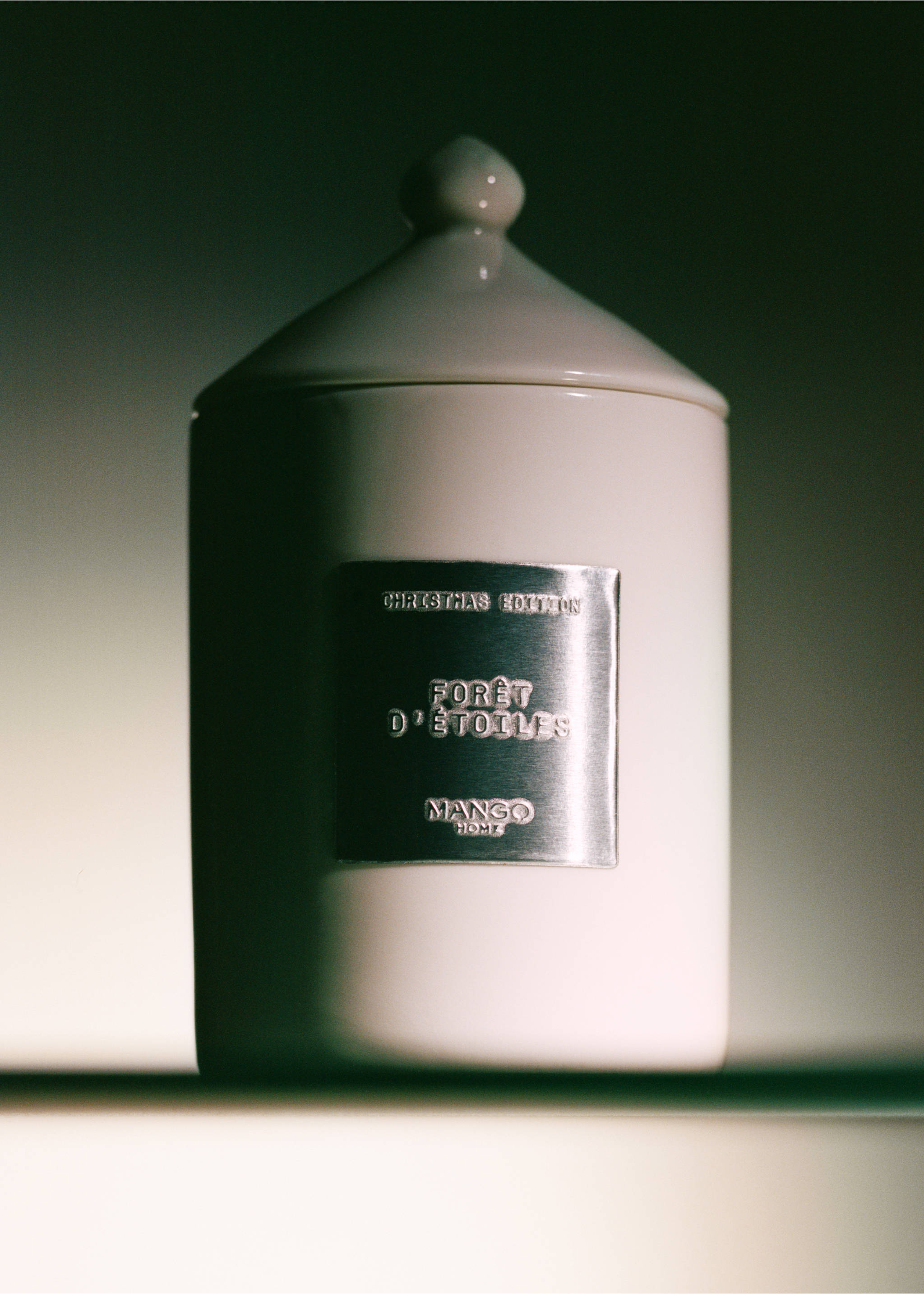 White ceramic candle with a lid and a metallic label reading Forêt d'Étoiles., Silver. Ref: 37028639-00.