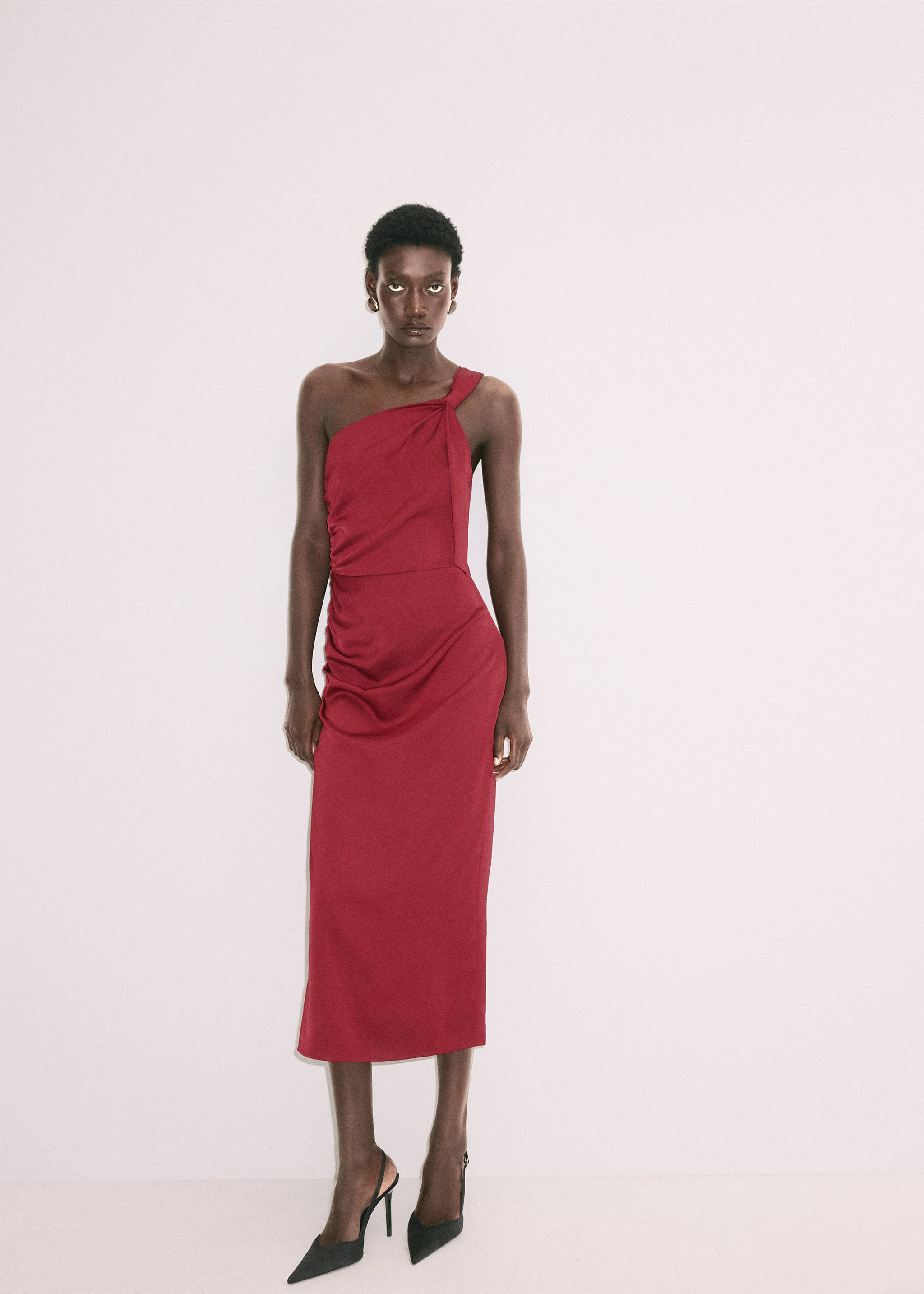 Burgundy one-shoulder midi dress with a knot strap and ruched bodice., Cherry. Ref: 37029115-00.