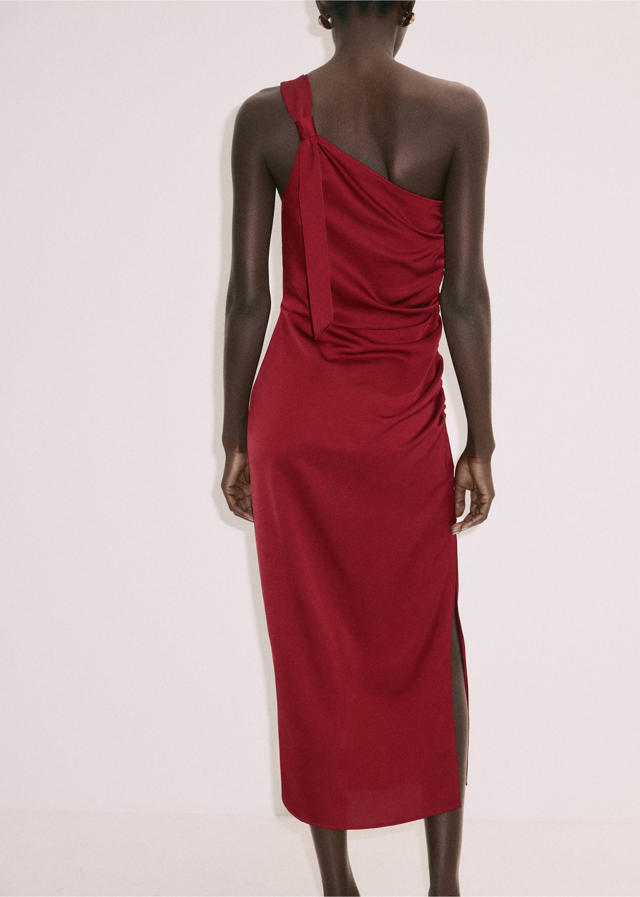 Dark red one-shoulder midi dress with a knotted strap detail and back view., Cherry. Ref: 37029115-00.