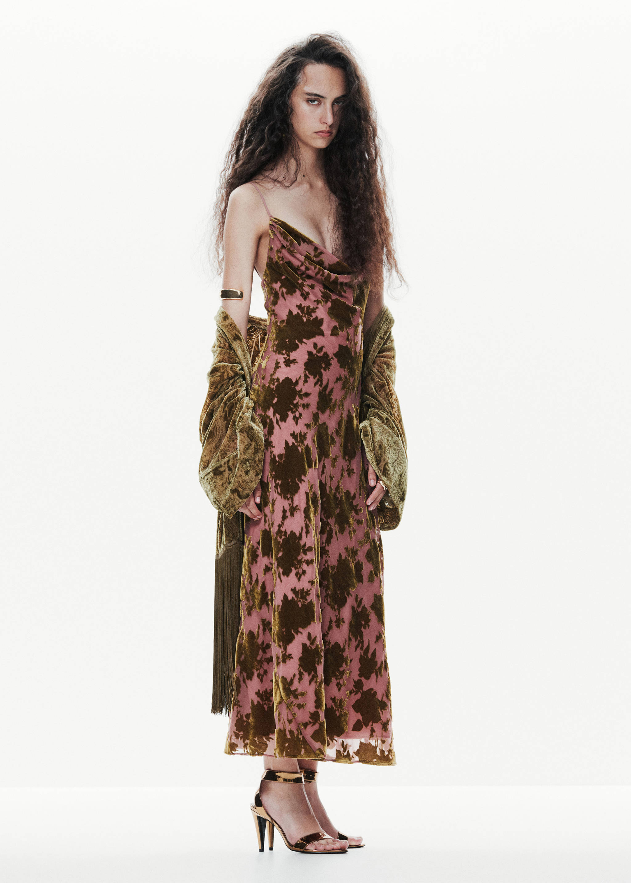 Vestido slip de terciopelo con estampado floral en rosa y verde oliva y cuello drapeado.