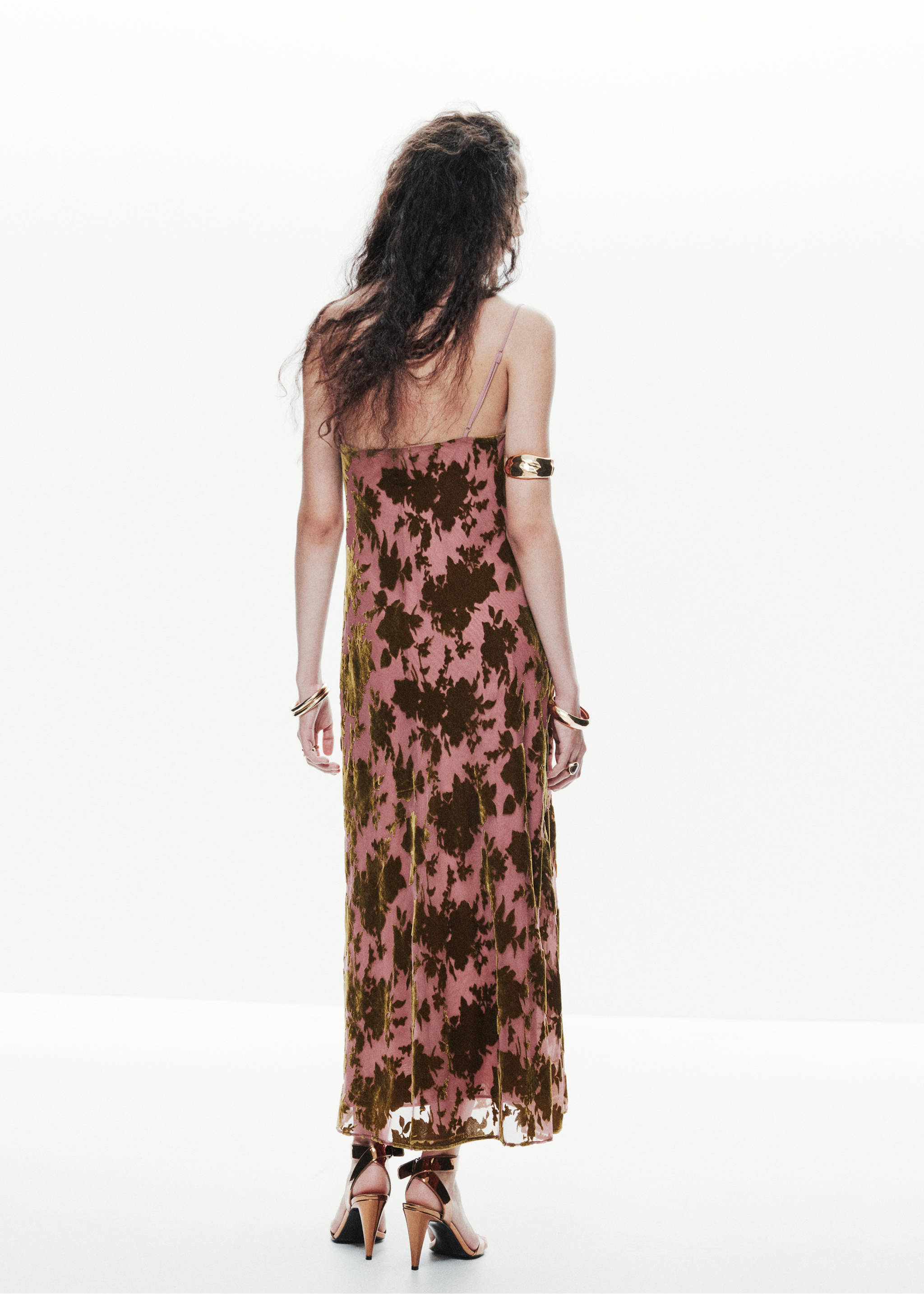 Vestido lencero de terciopelo con estampado floral en rosa y verde oliva, vista posterior., Rosa. Ref: 37029120-00.