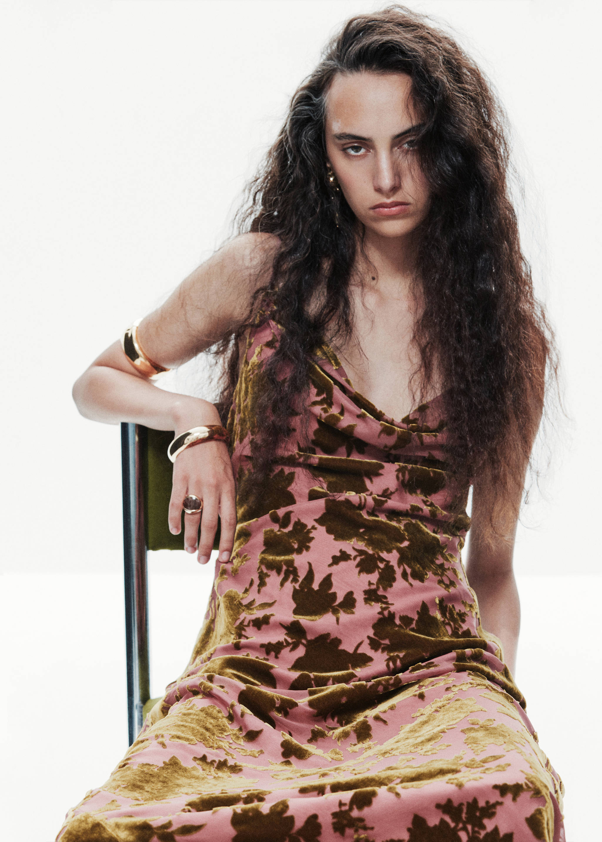 Vestido slip de terciopelo con estampado floral en rosa y verde oliva y cuello drapeado.