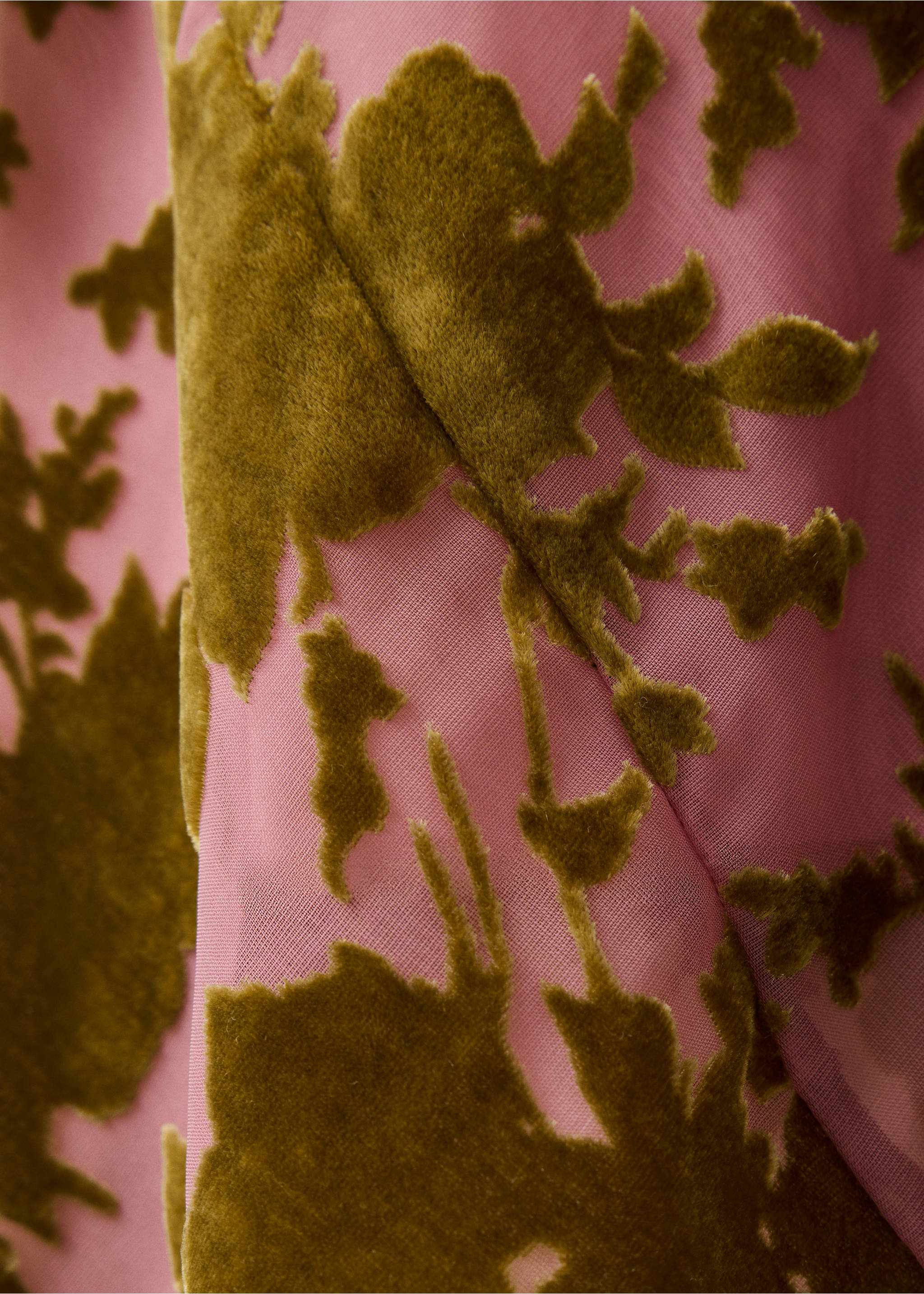 Primer plano del tejido de vestido rosa con estampado floral devoré en verde oliva., Rosa. Ref: 37029120-00.