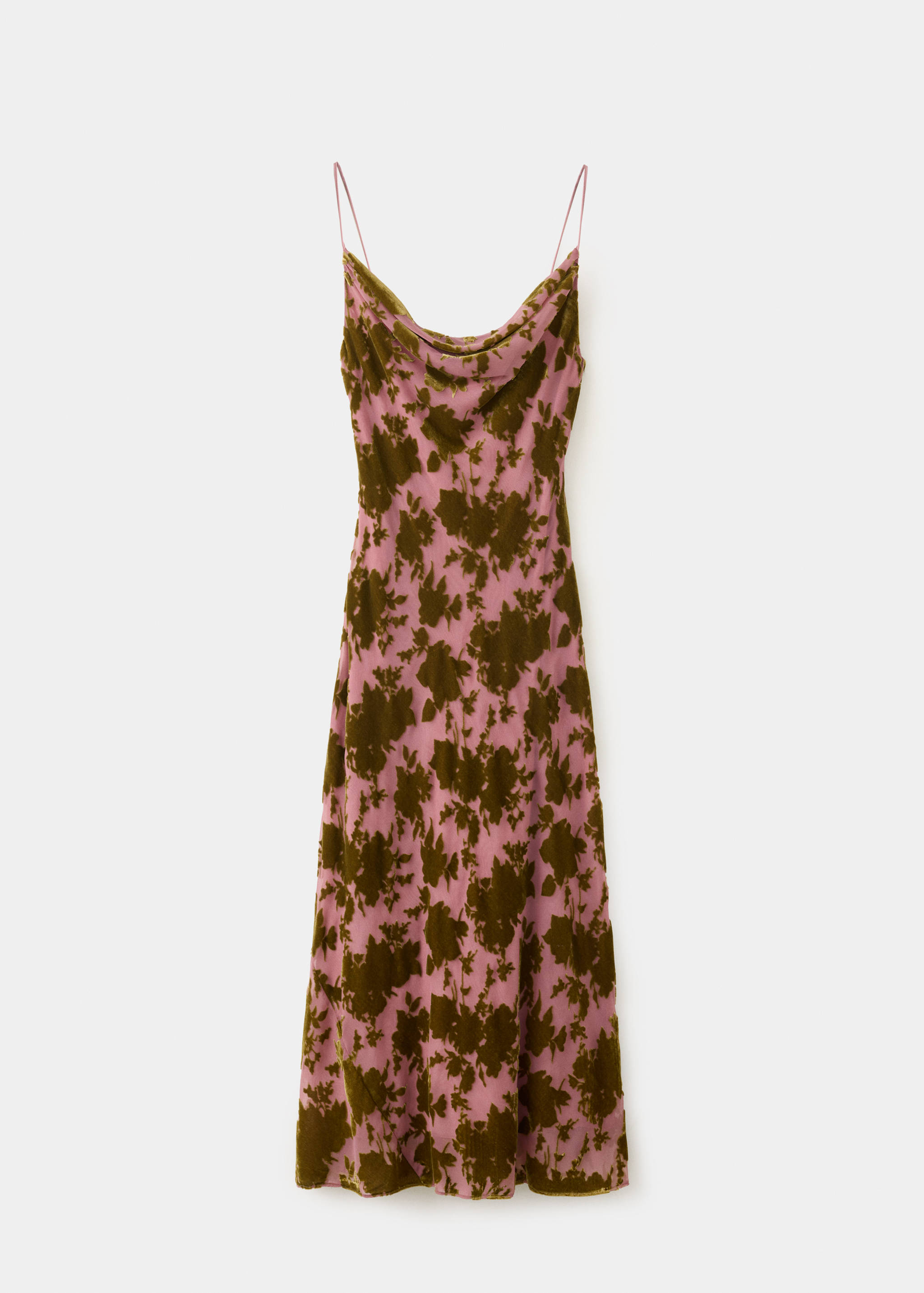 Vestido slip de terciopelo con estampado floral en rosa y verde y cuello desbocado.