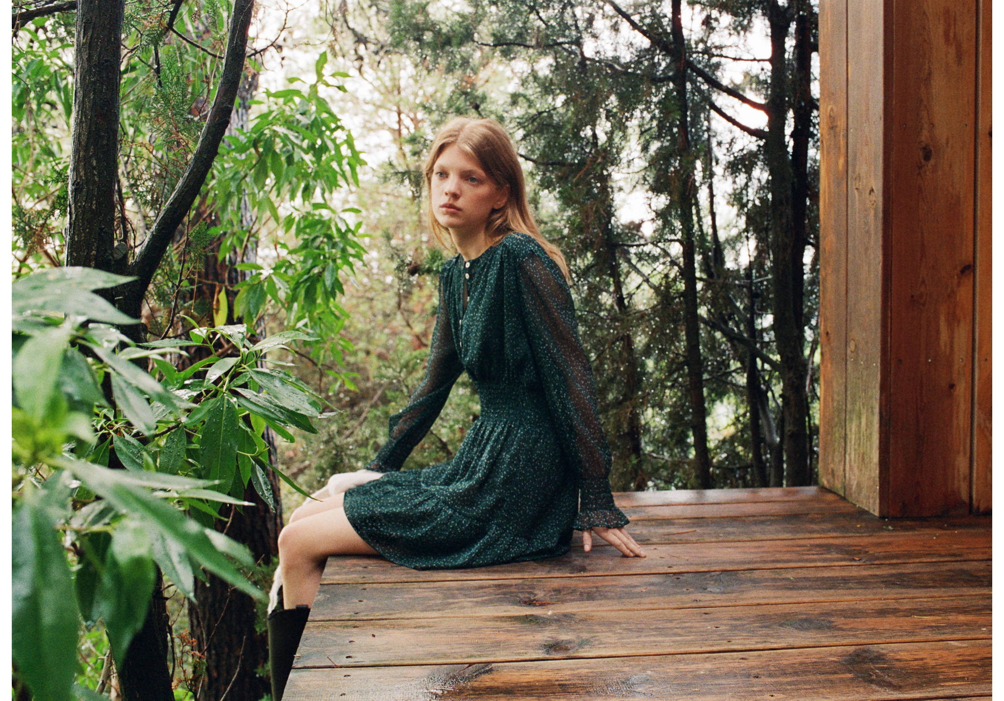 Vestido largo de manga larga con estampado en verde oscuro, cintura smocked y falda corta con vuelo.