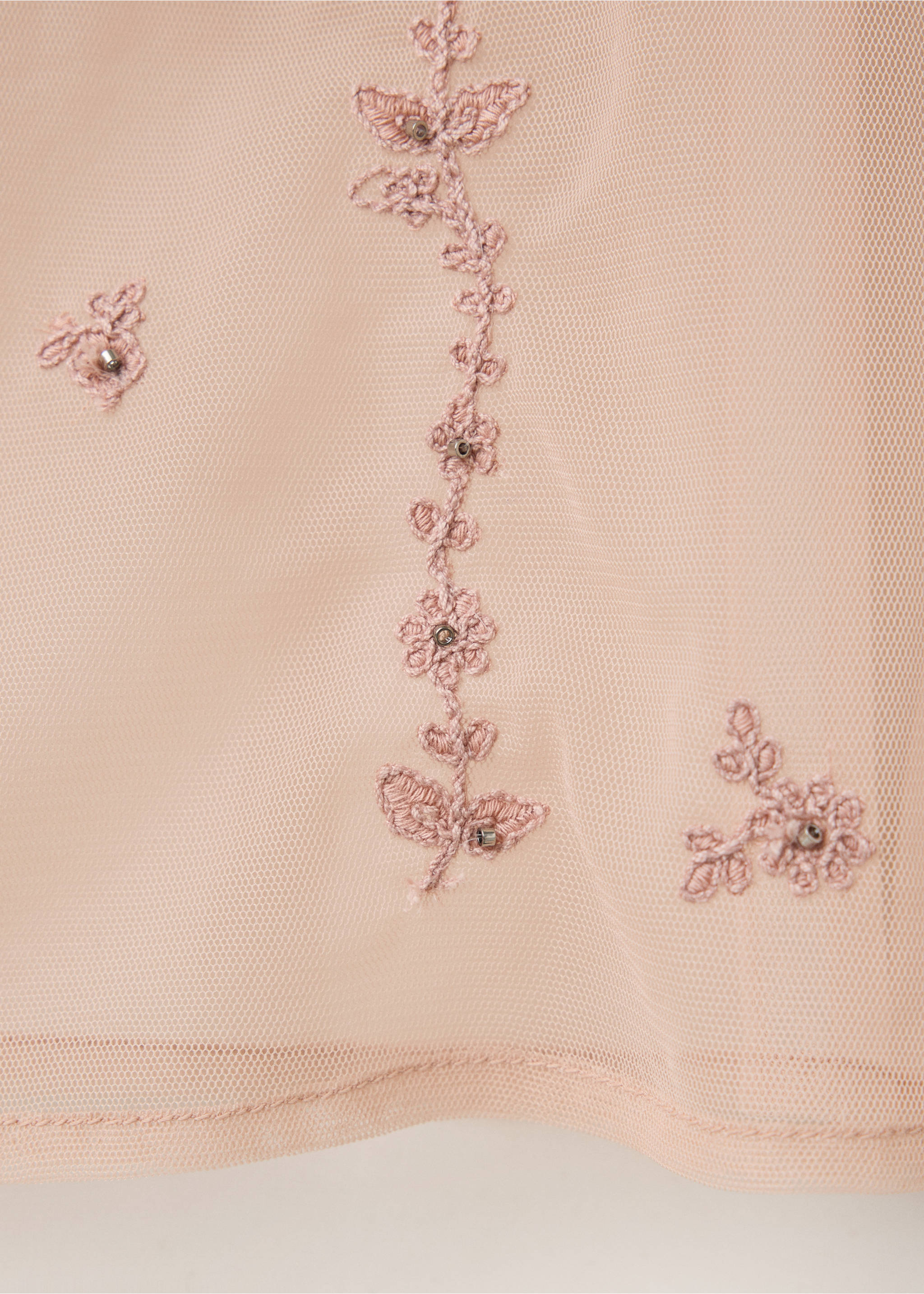 Detalle de blusa rosa de rejilla con bordado floral y abalorios., Rosa pastel. Ref: 37029123-00.