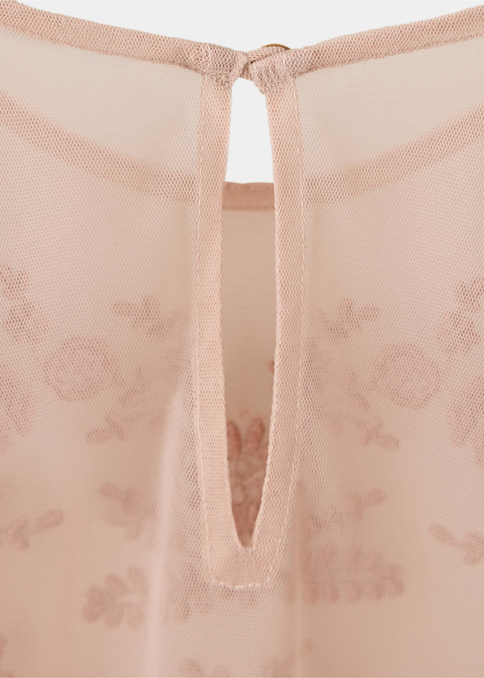Primer plano del escote lágrima trasero y del tejido bordado de una blusa rosa., Rosa pastel. Ref: 37029123-00.