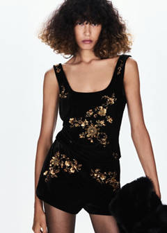 Top with embroidered floral details — Black 1