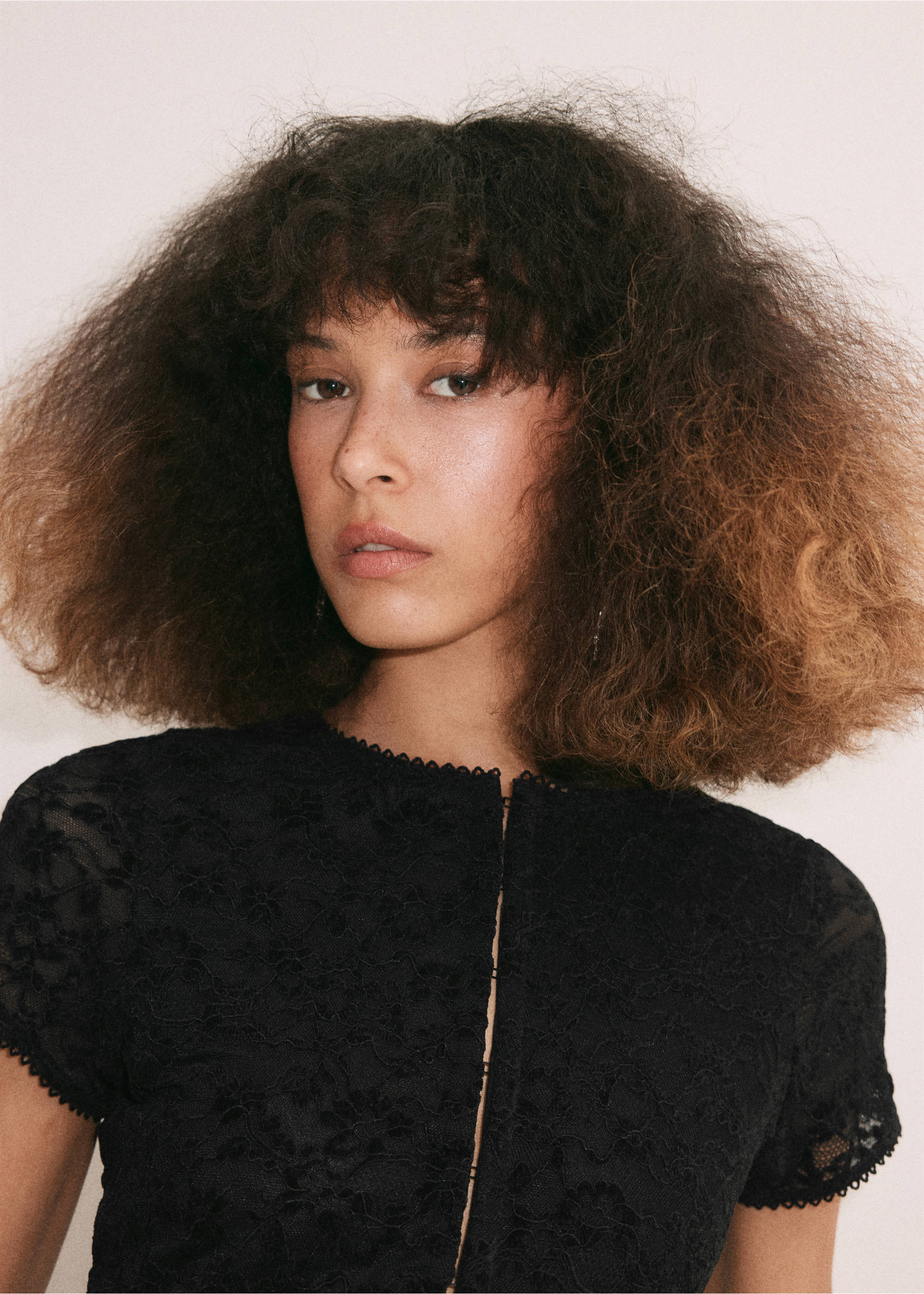 Black lace top with short sleeves and round neck, e-commerce face detail., Black. Ref: 37029134-00.