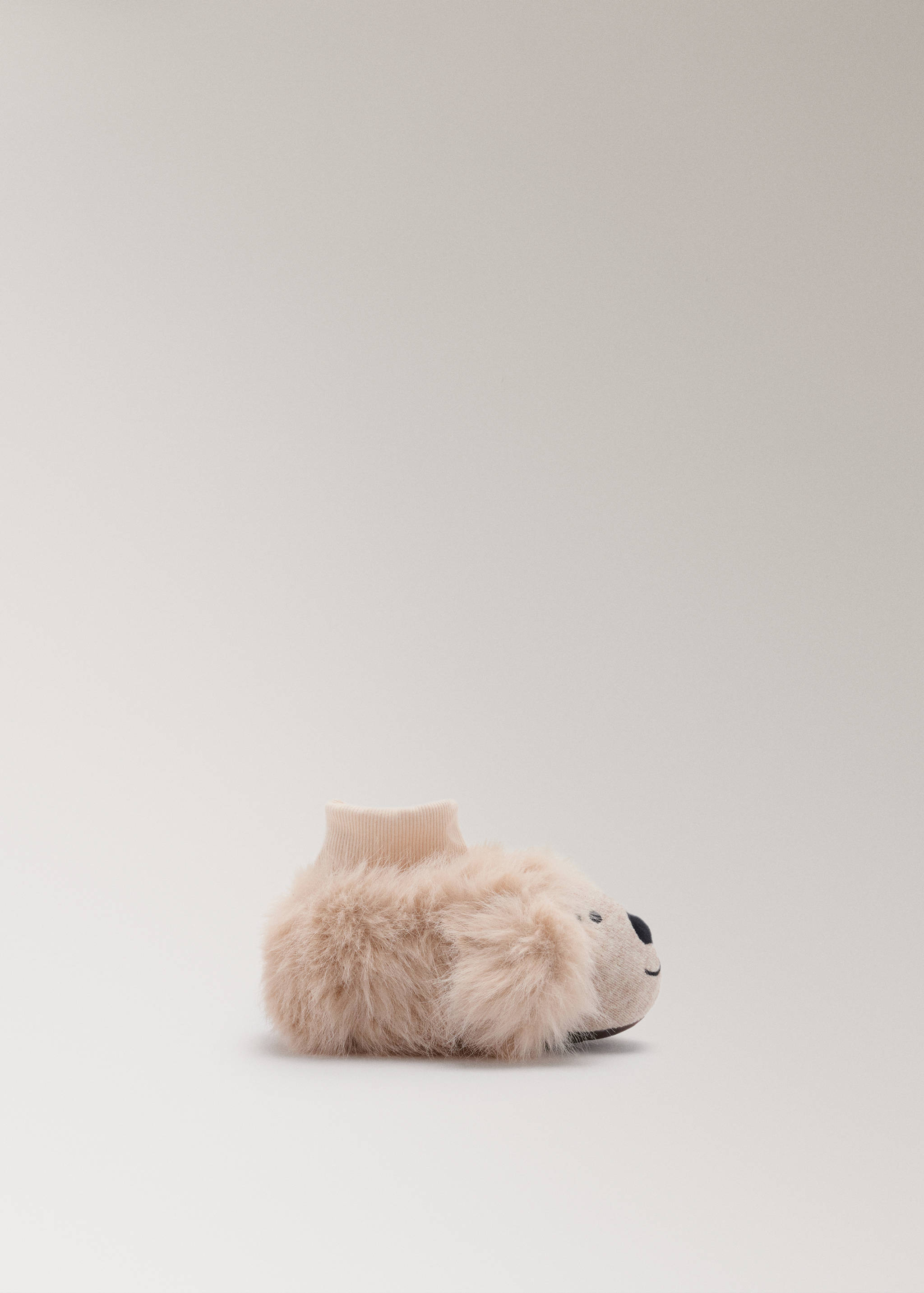 Zapatillas de casa infantiles de color beige con efecto pelo mullido y detalles de animales.
