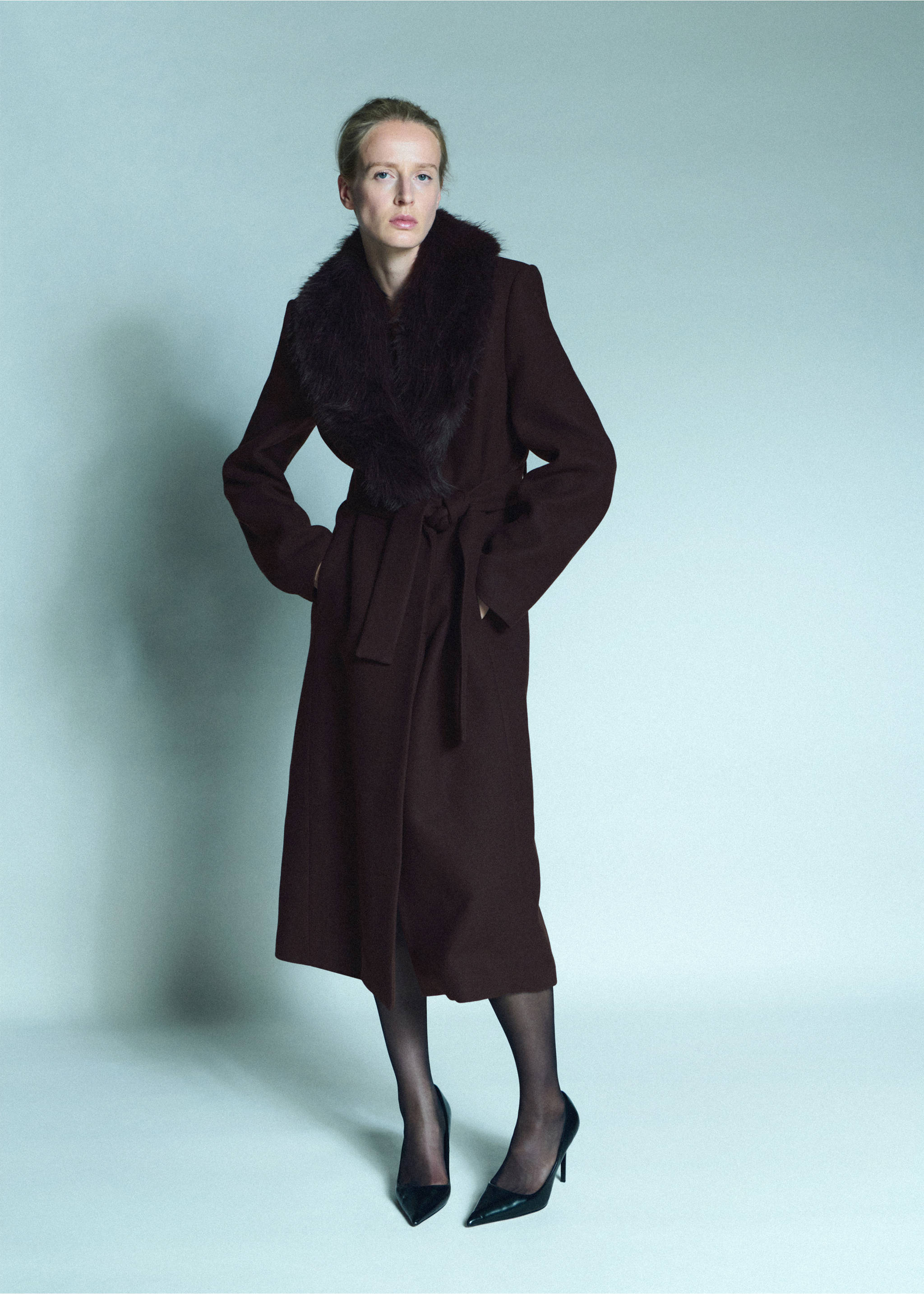 Burgundy long coat with faux-fur collar and tie belt., Chocolate. Ref: 37029144-00.
