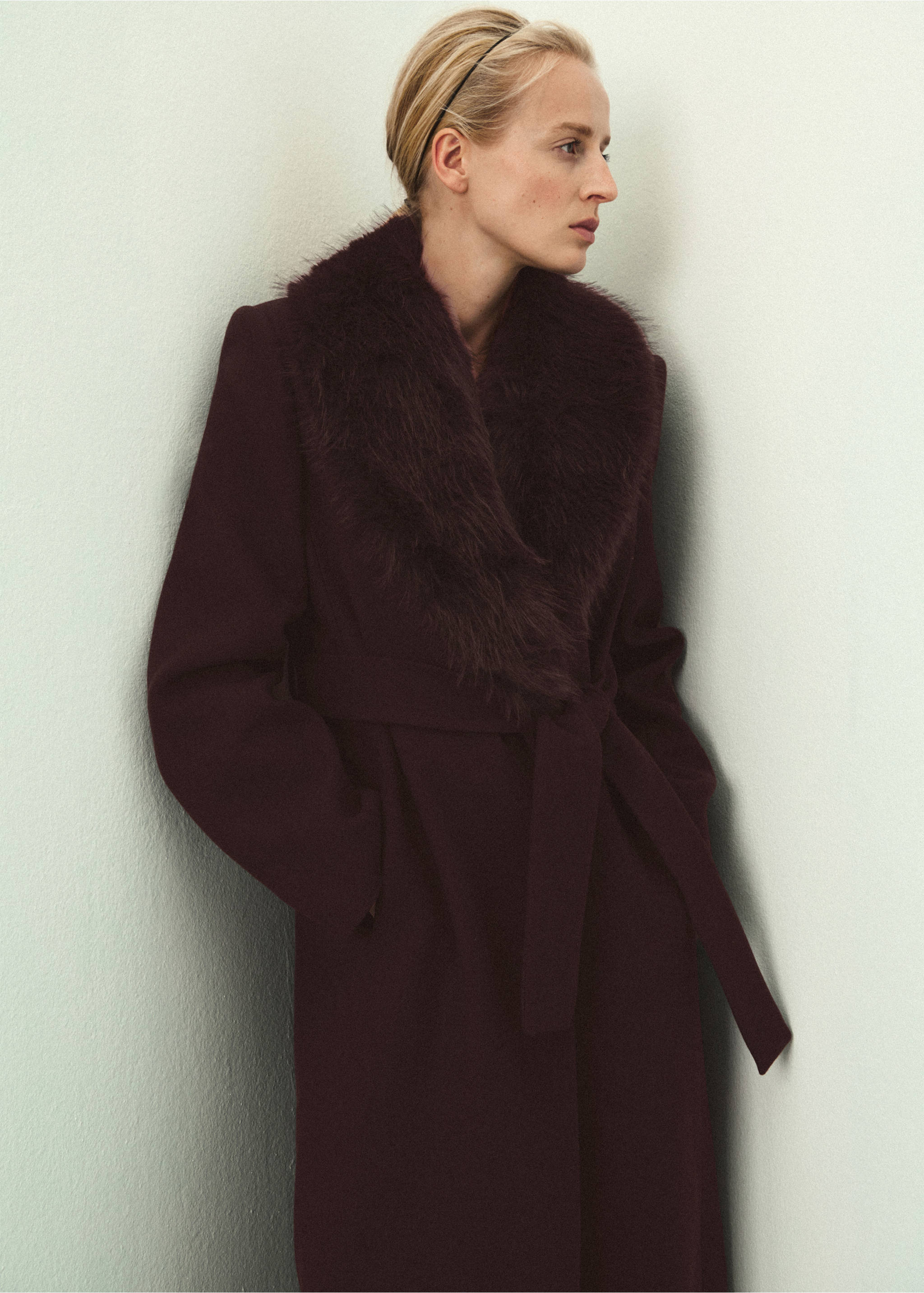Burgundy coat with a plush faux-fur collar and tie belt., Chocolate. Ref: 37029144-00.
