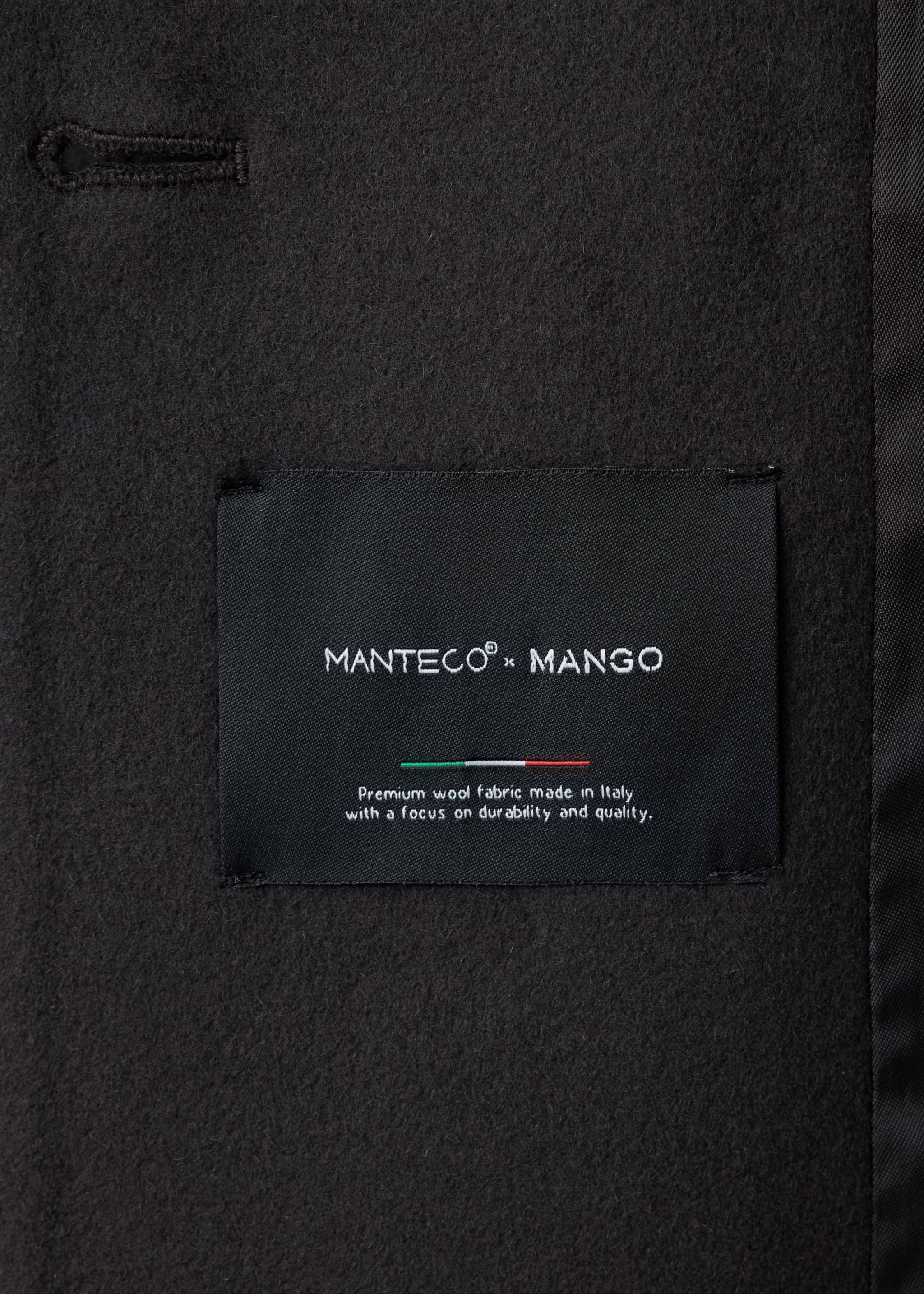 Detalle del tejido del abrigo negro con la etiqueta interior MANTECO x MANGO., Gris. Ref: 37029145-00.