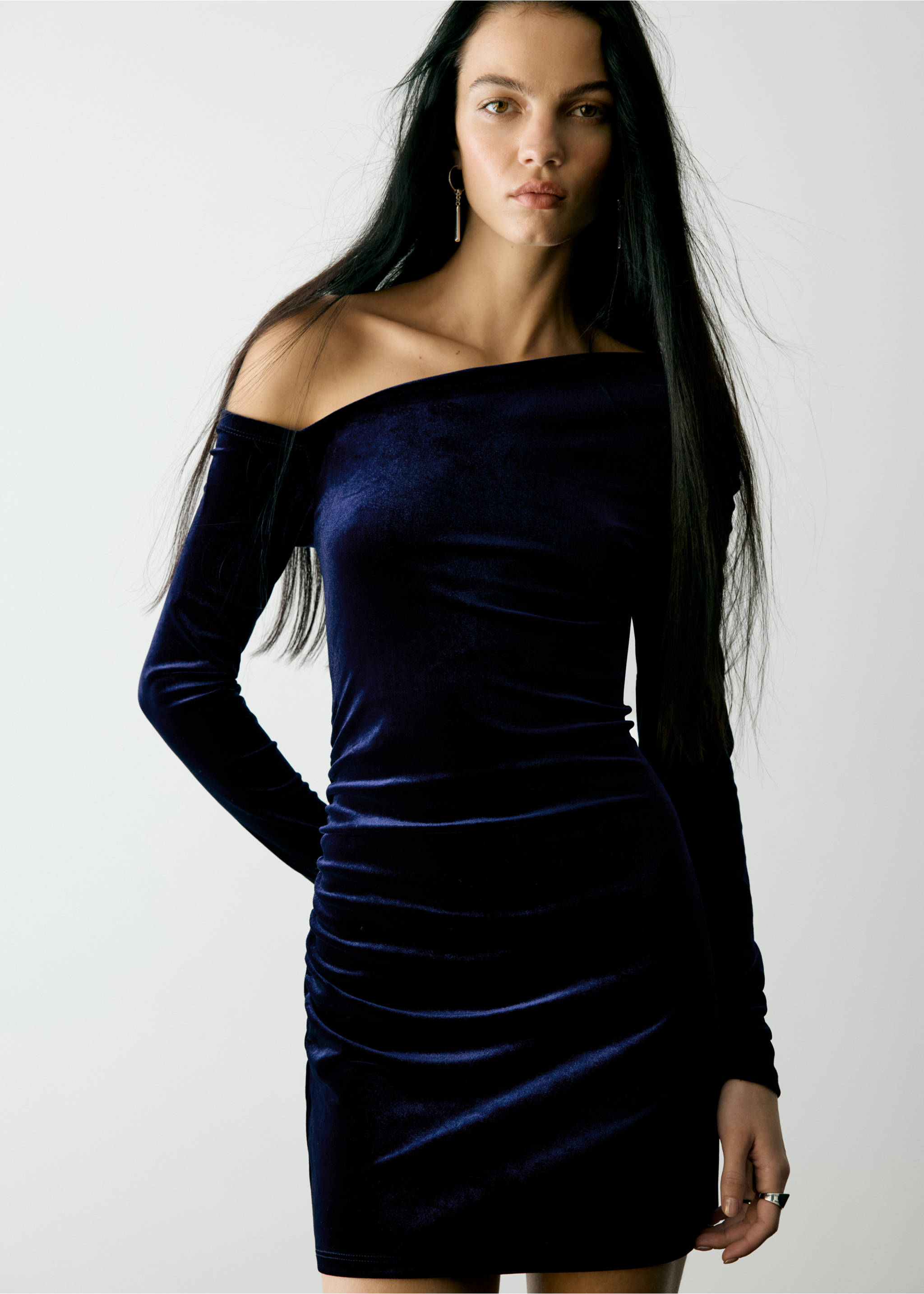 Dark blue velvet long-sleeved dress with an asymmetric neckline., Navy. Ref: 37029222-00.