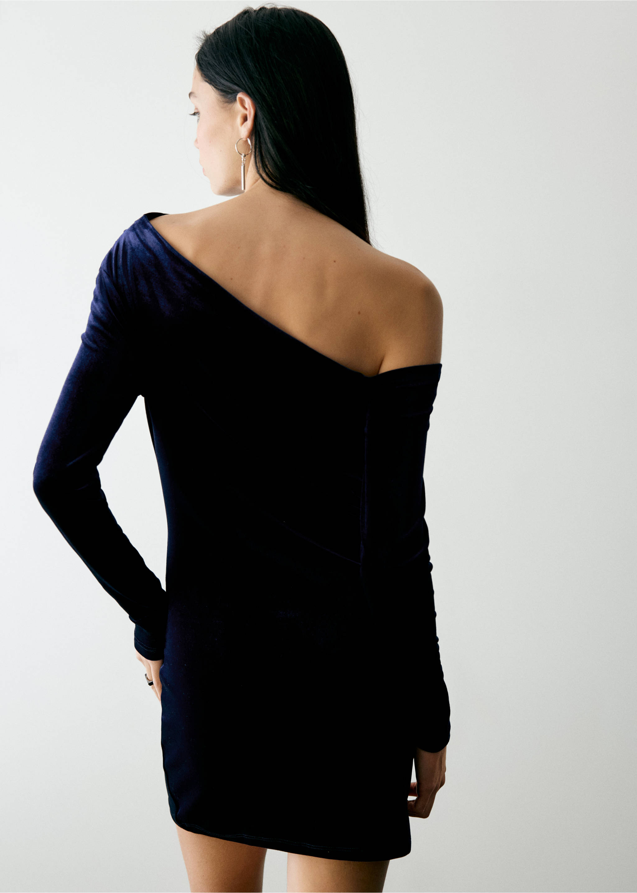 Dark blue velvet dress with an asymmetric neckline and long sleeves, back view., Navy. Ref: 37029222-00.