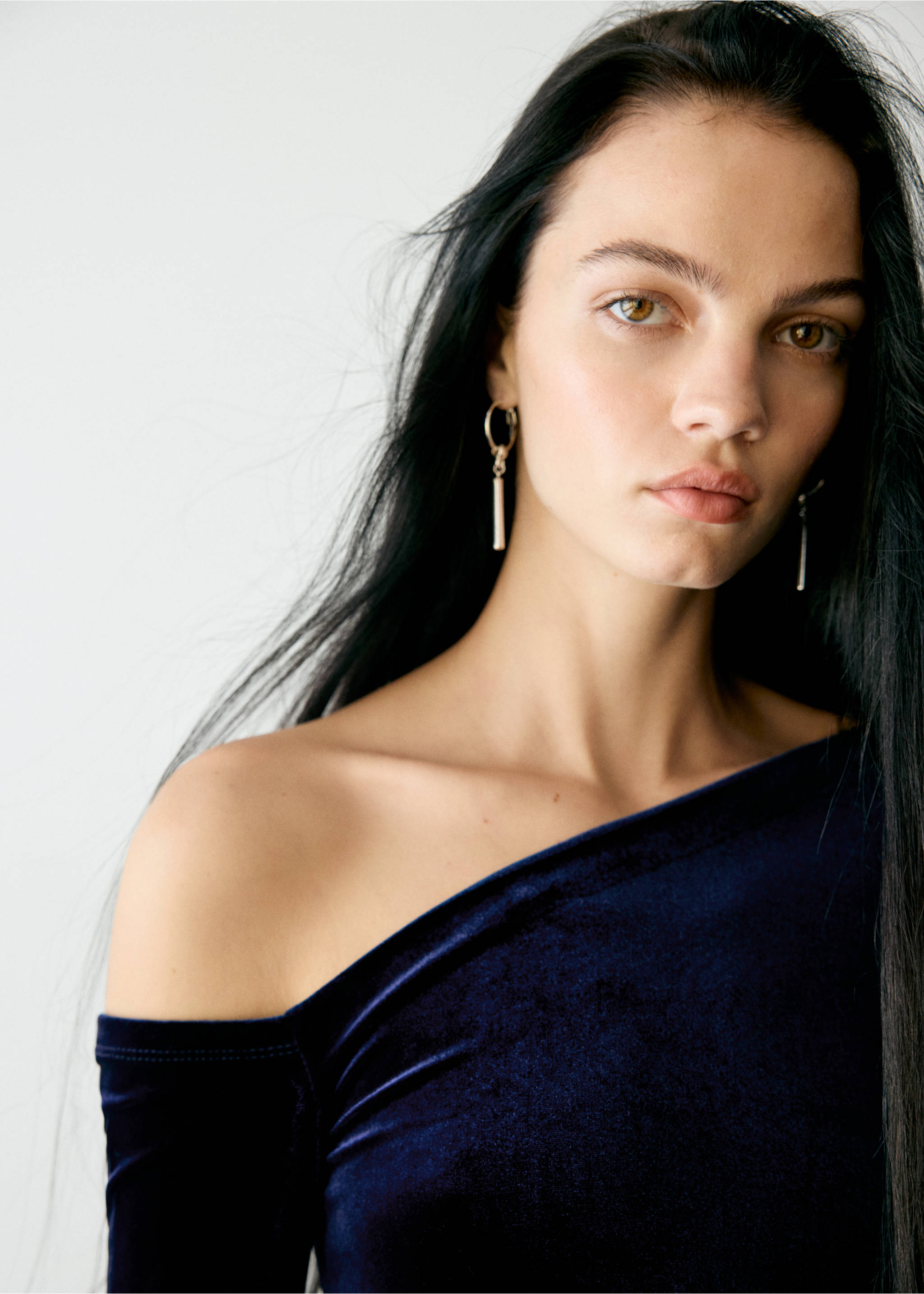 Close-up of a dark blue velvet off-the-shoulder dress., Navy. Ref: 37029222-00.