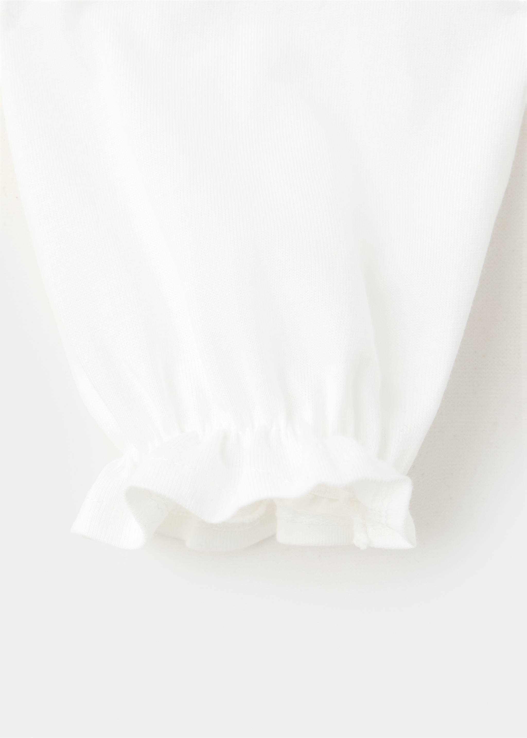 White t-shirt fabric detail featuring a ruffled elastic sleeve cuff., Off White. Ref: 37029223-00.