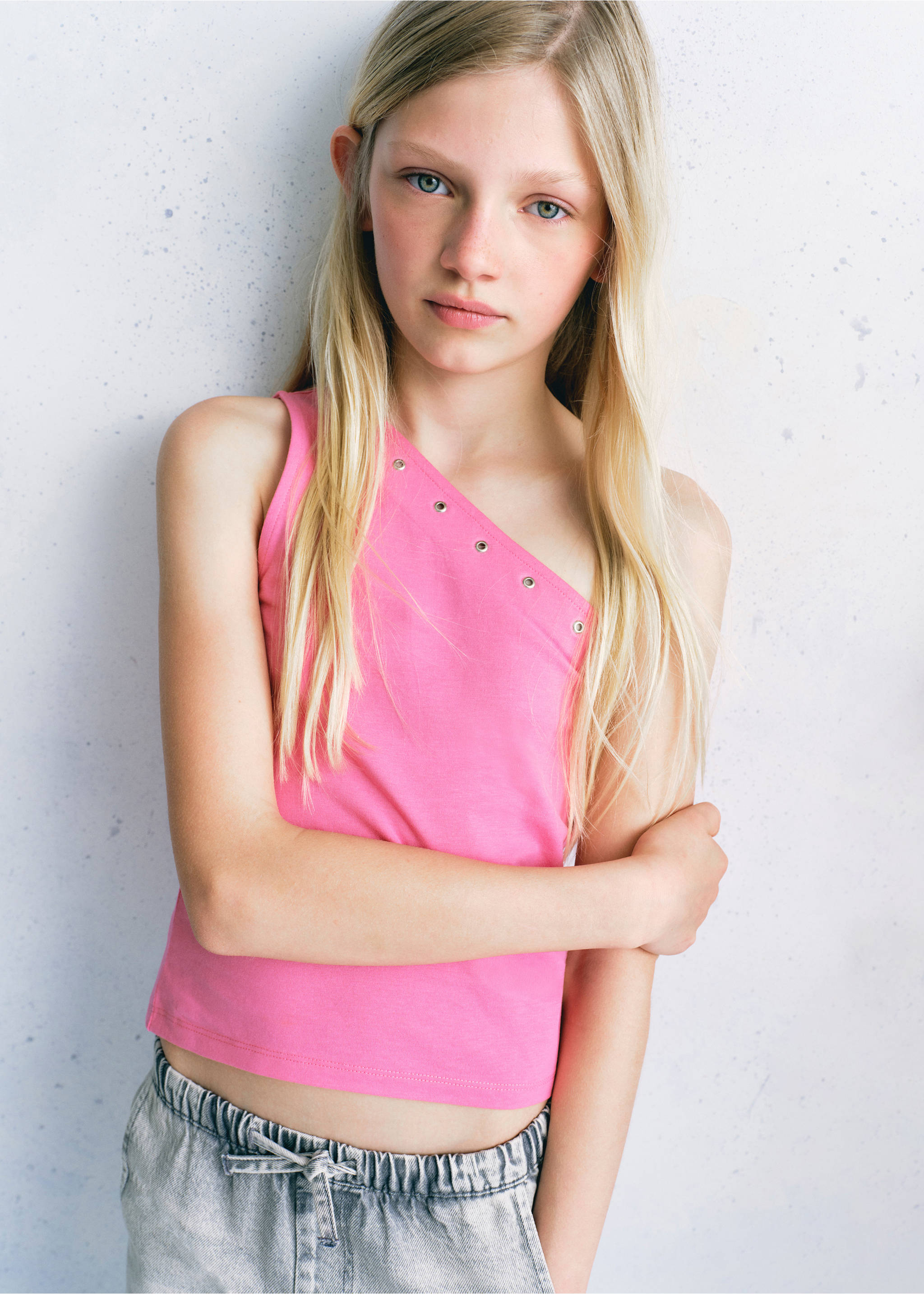 Asymmetric eyelets top - Details of the article 5, Neon Pink. Ref: 37031356-00.