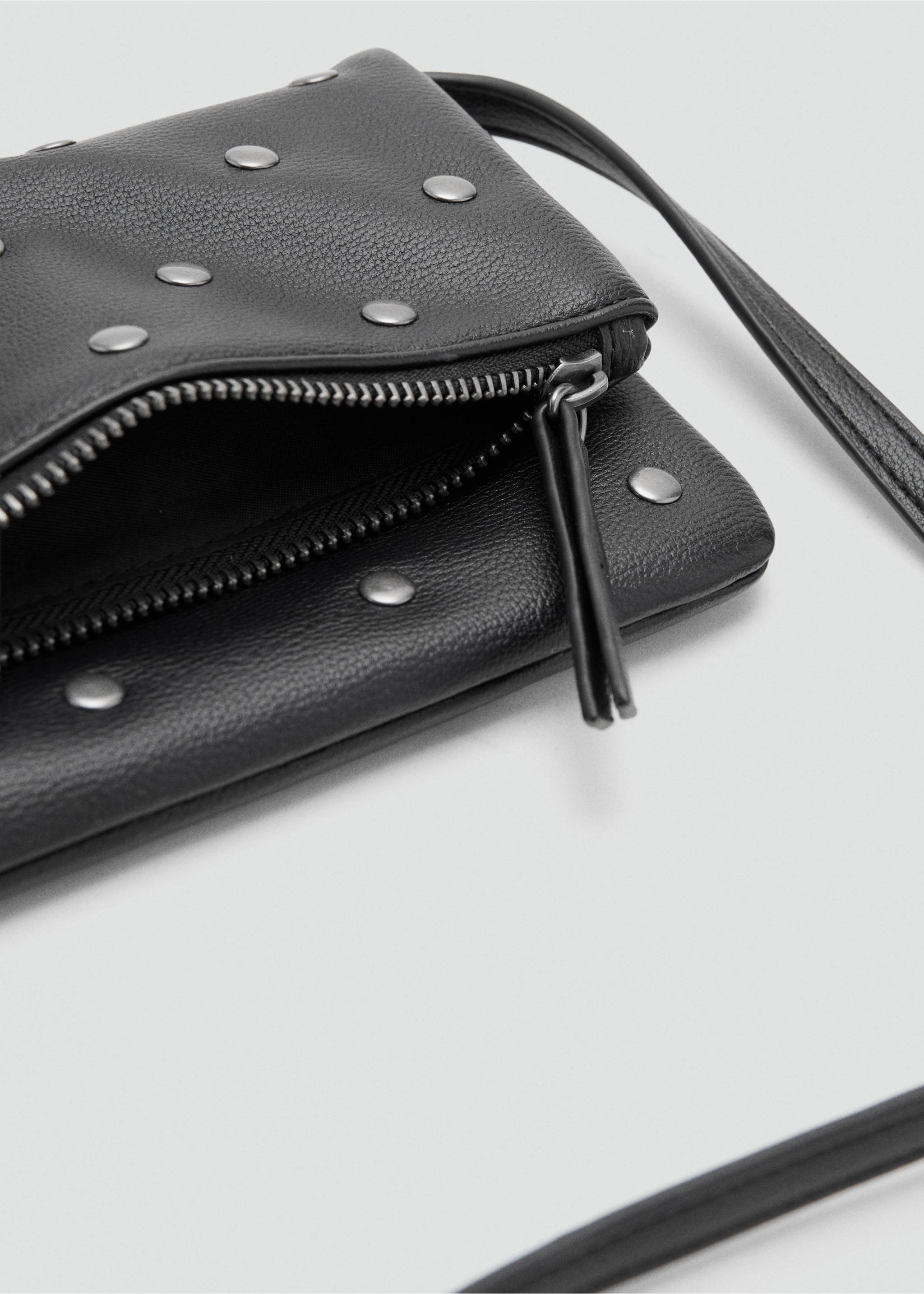 Sac tachas - Détail de l'article 2, Noir. Ref: 37031361-00.