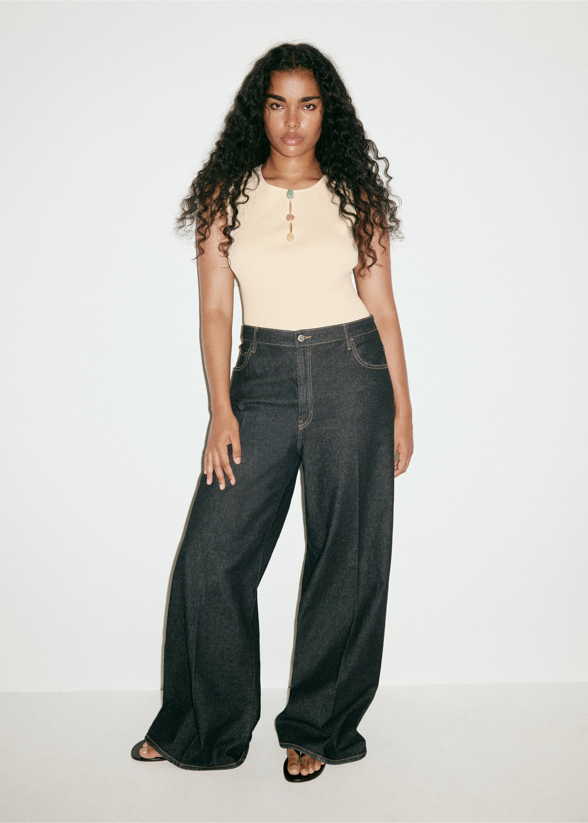 Ribbed top with beads - Details of the article 6, Vanilla. Ref: 37031362-00.