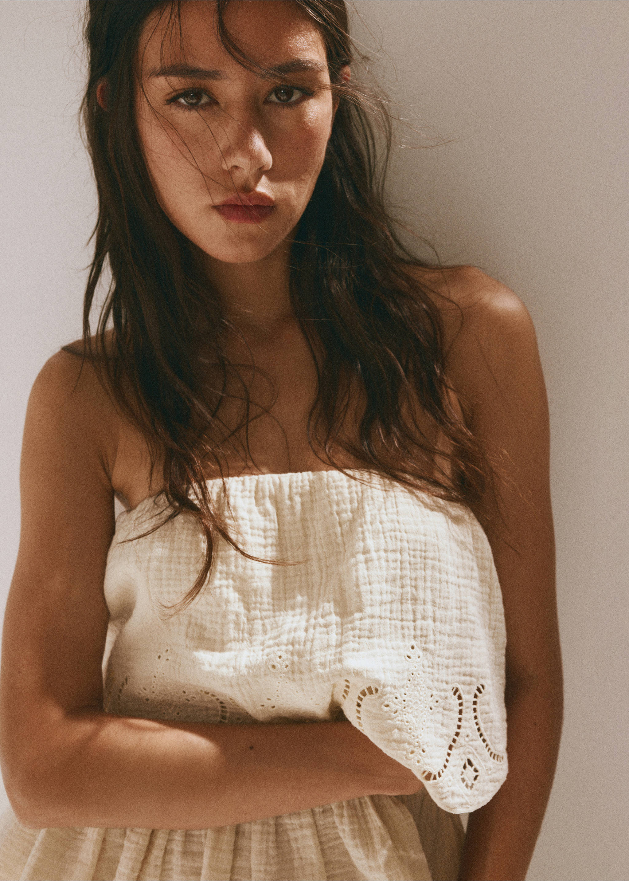 Crinkled top with embroidered details - Details of the article 1, Ecru. Ref: 37031372-00.