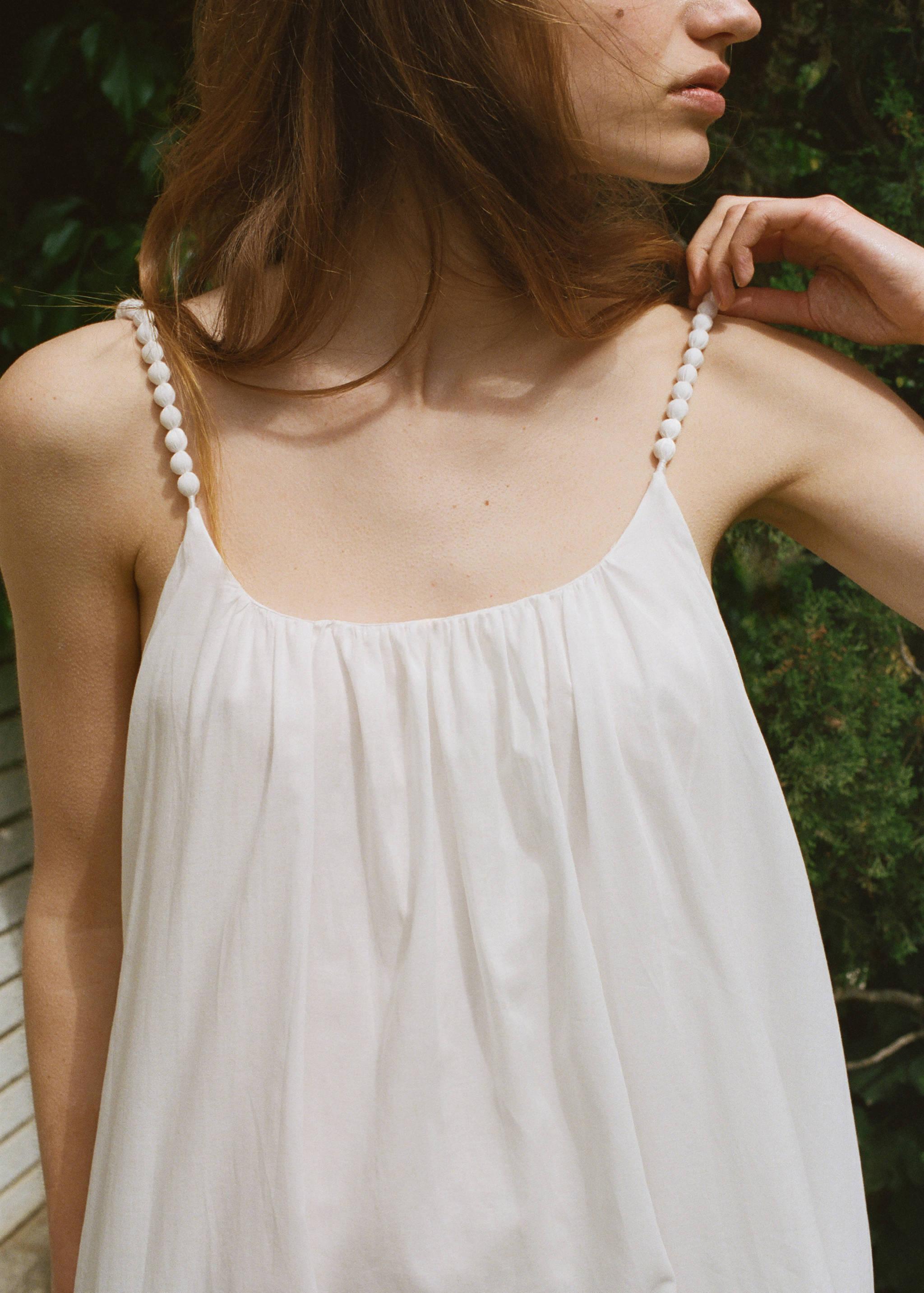 Robe fluide avec détail bretelles - Plan moyen