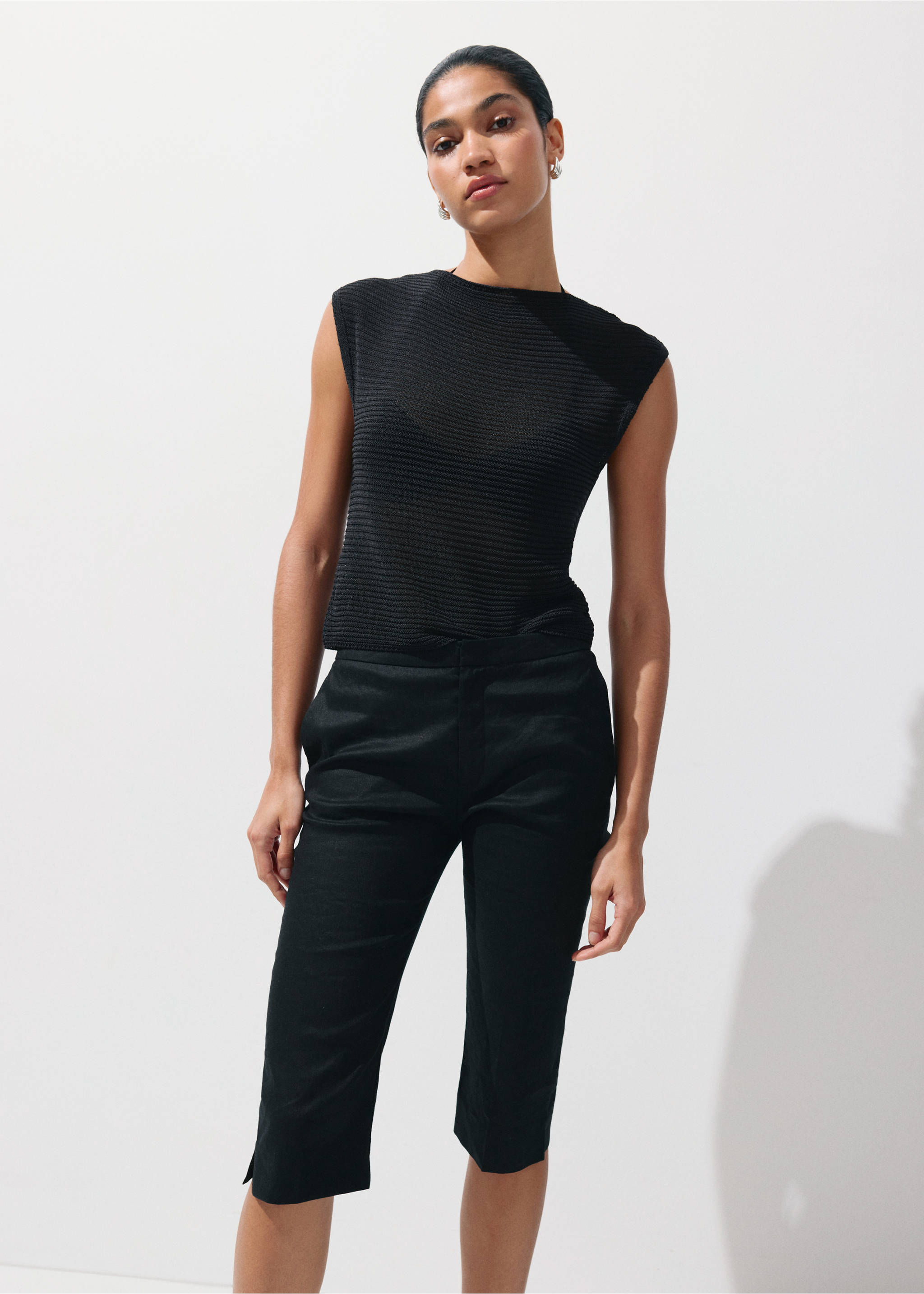 Short-sleeved knitted sweater - Medium plane, Black. Ref: 37031382-00.