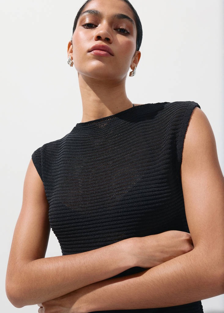 Short-sleeved knitted sweater — Black