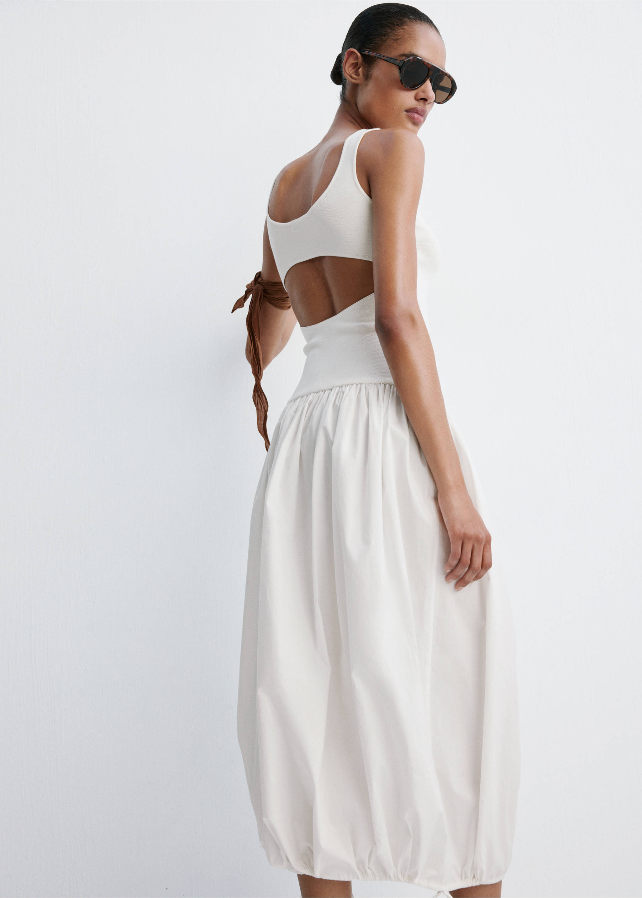 Knitted dress with open back - Reverse of the article, White. Ref: 37031384-01.