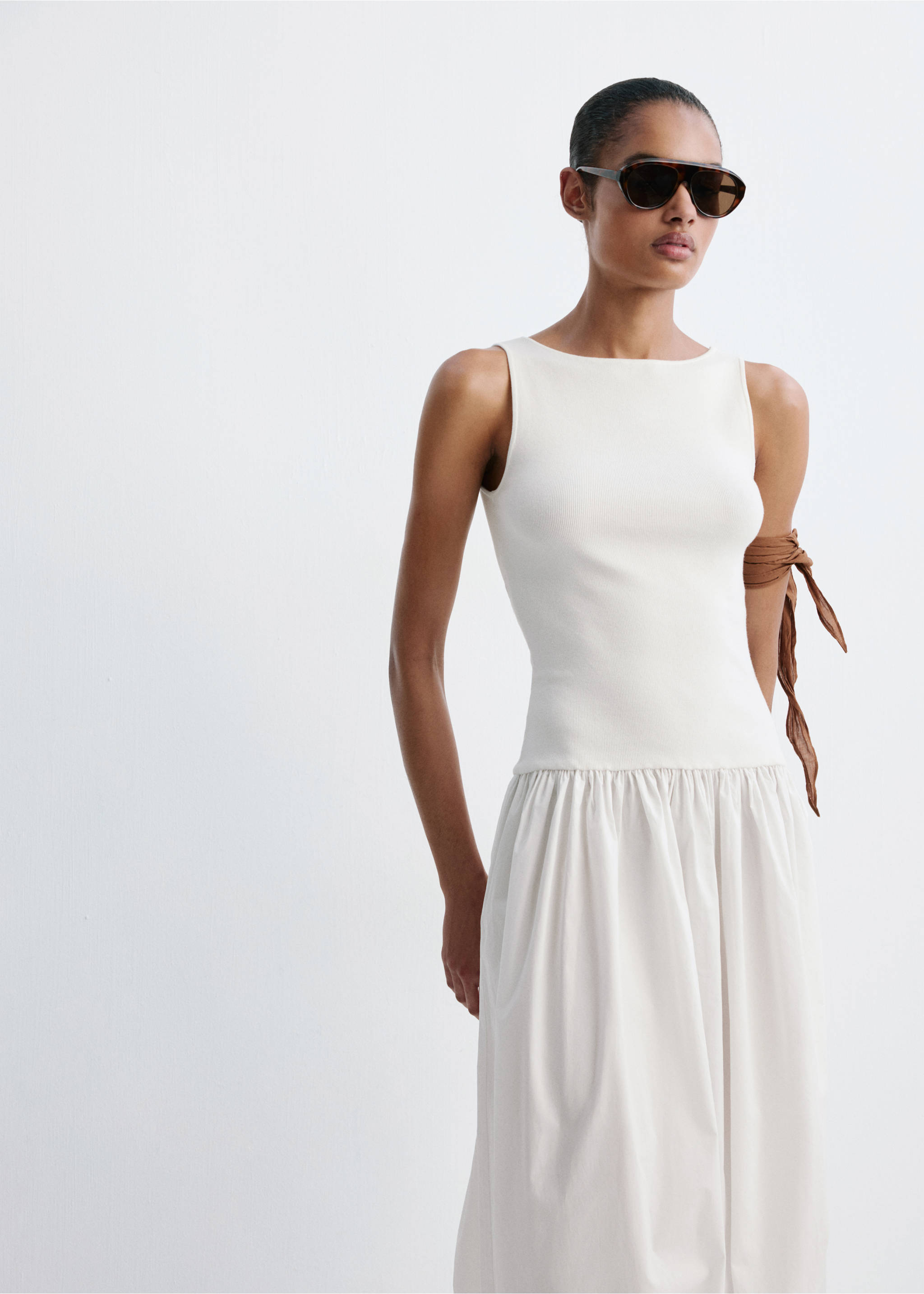 Knitted dress with open back - Details of the article 1, White. Ref: 37031384-01.
