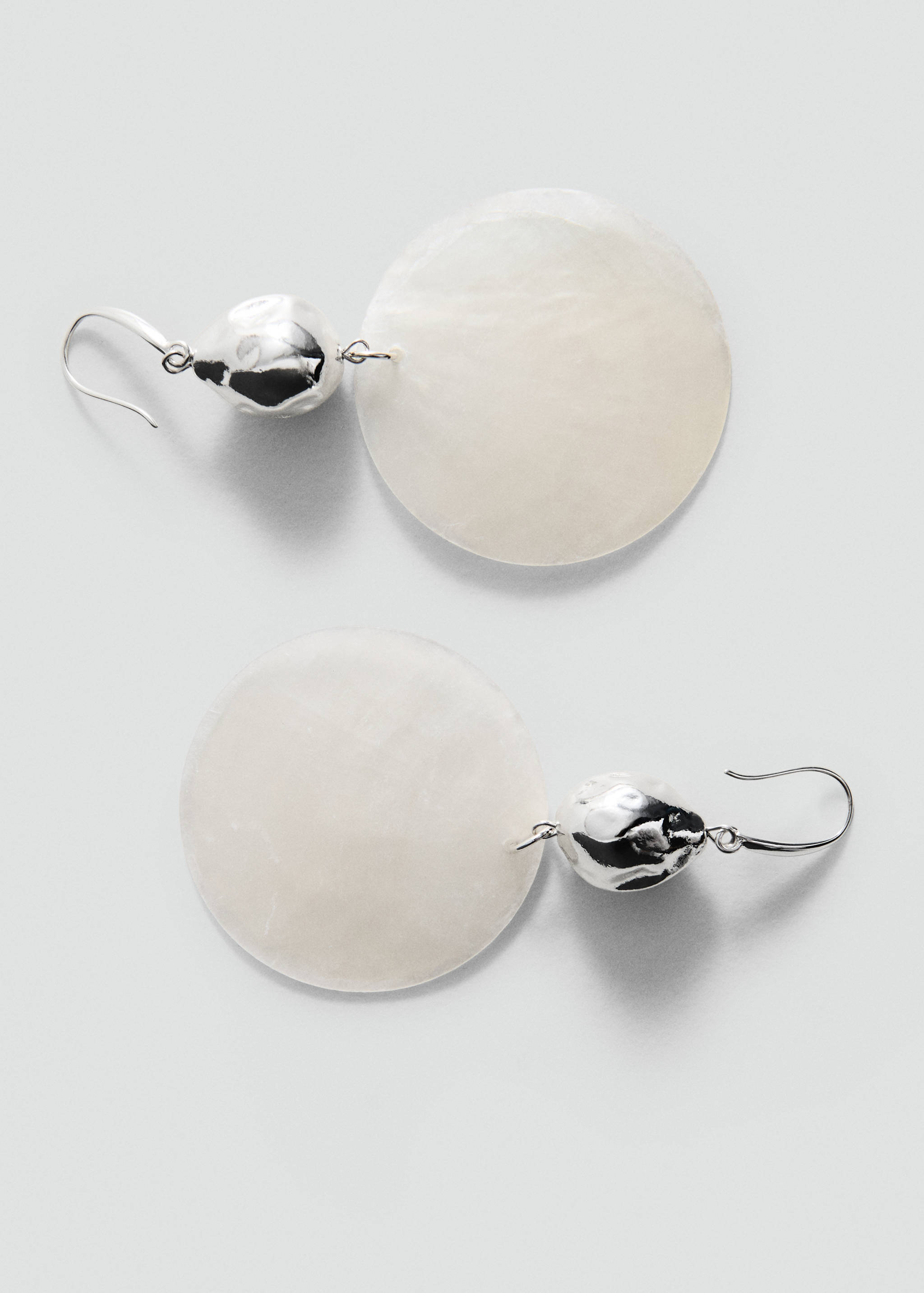 Boucles d'oreilles pendantes coquillage - Plan moyen
