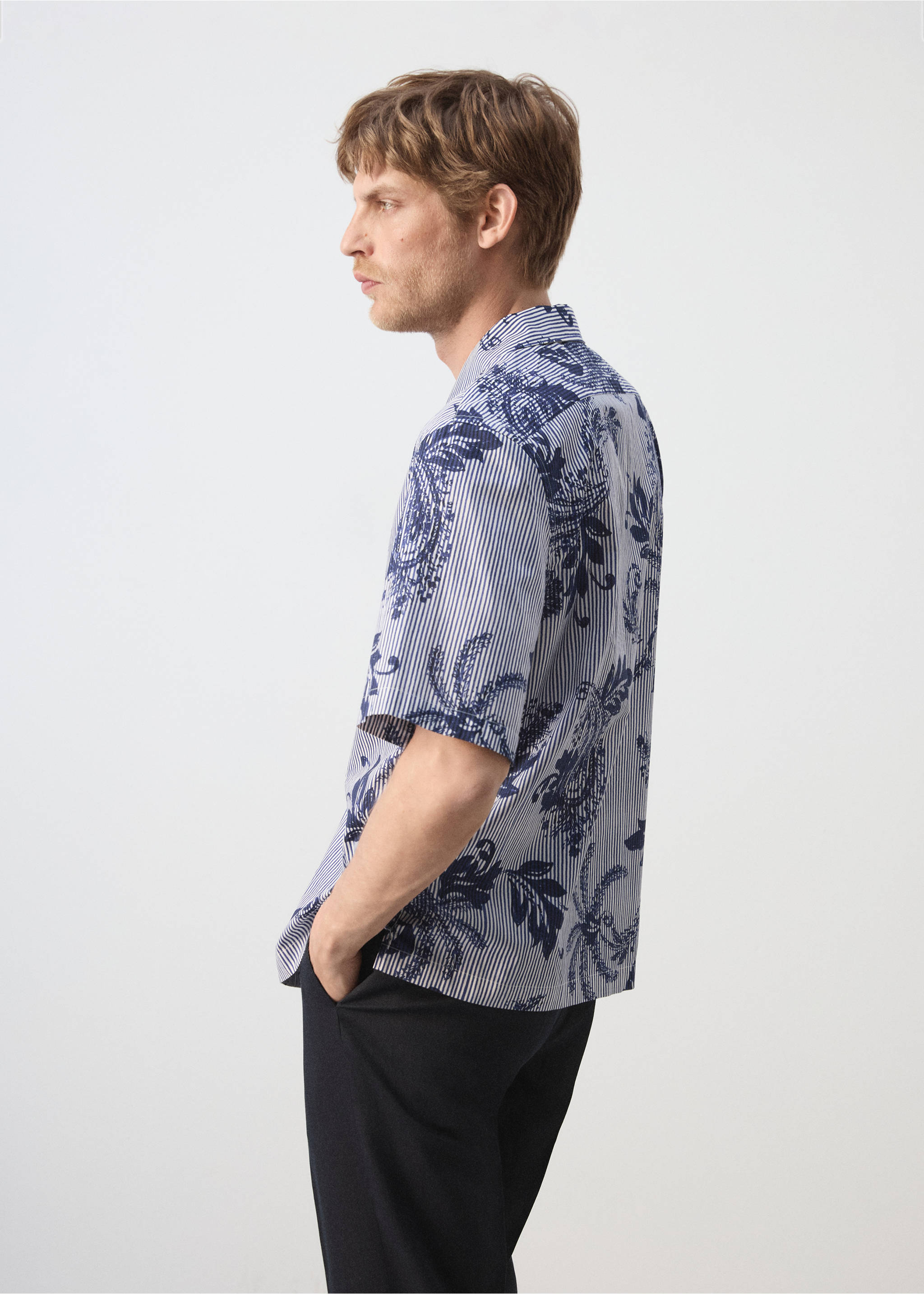 100% cotton printed shirt - Details of the article 2, Ink Blue. Ref: 37031435-00.