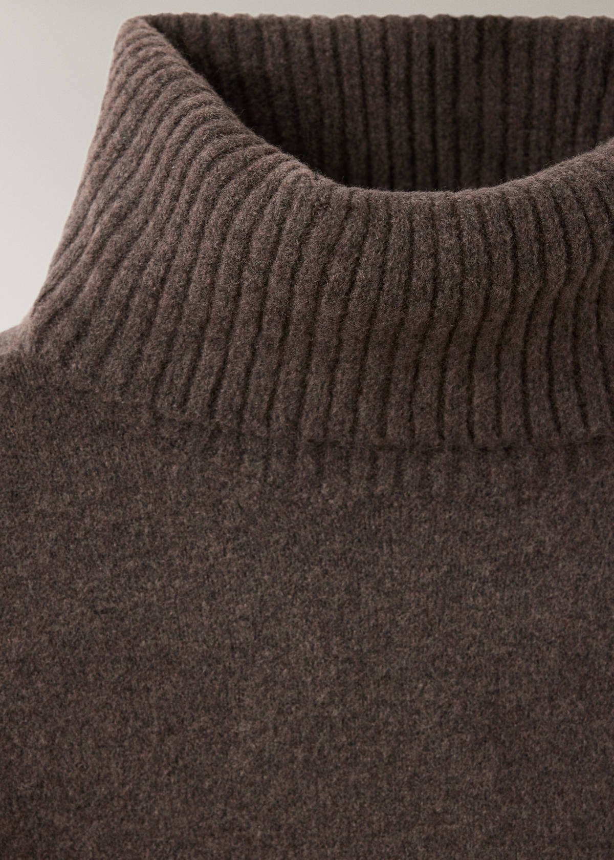 Turtleneck knit sweater — Chocolate