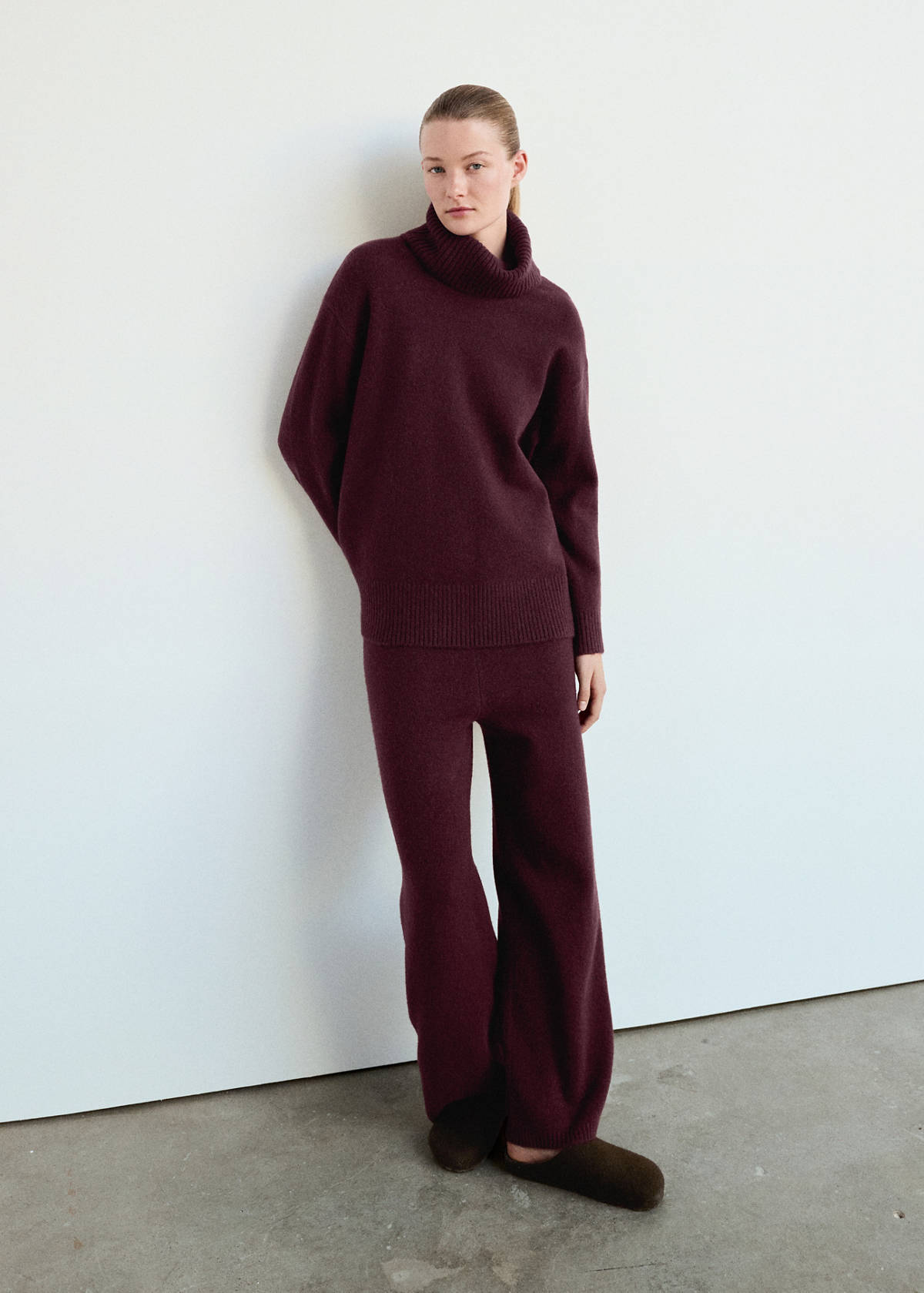 Turtleneck knit sweater — Burgundy